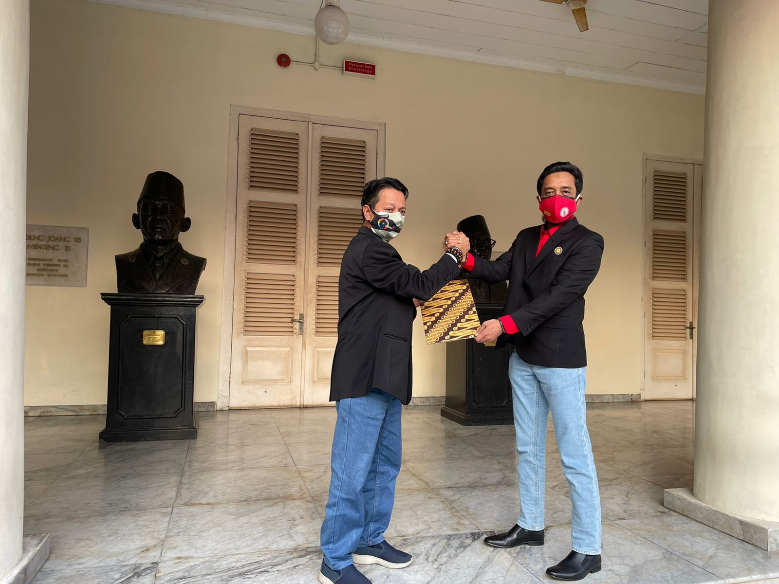 Presiden FSPPB Arie Gumilar(kiri) dan  Ketum SP PLN M.Abrar Ali.