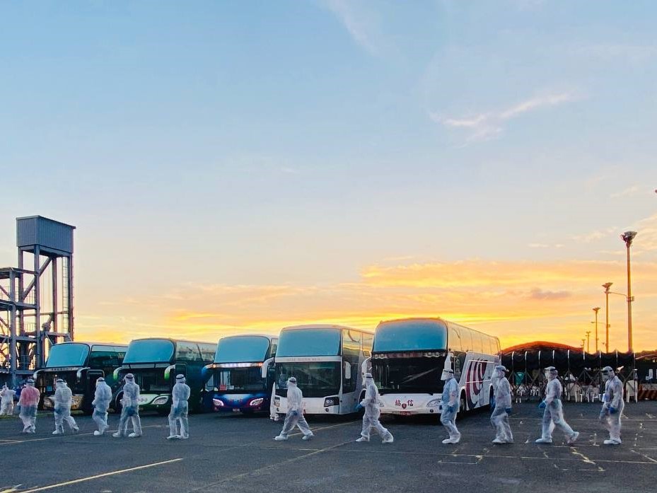 ABK Indonesia mengenakan pakaian pelindung dan naik bus ke Bandara Internasional Kaohsiung secara teratur.