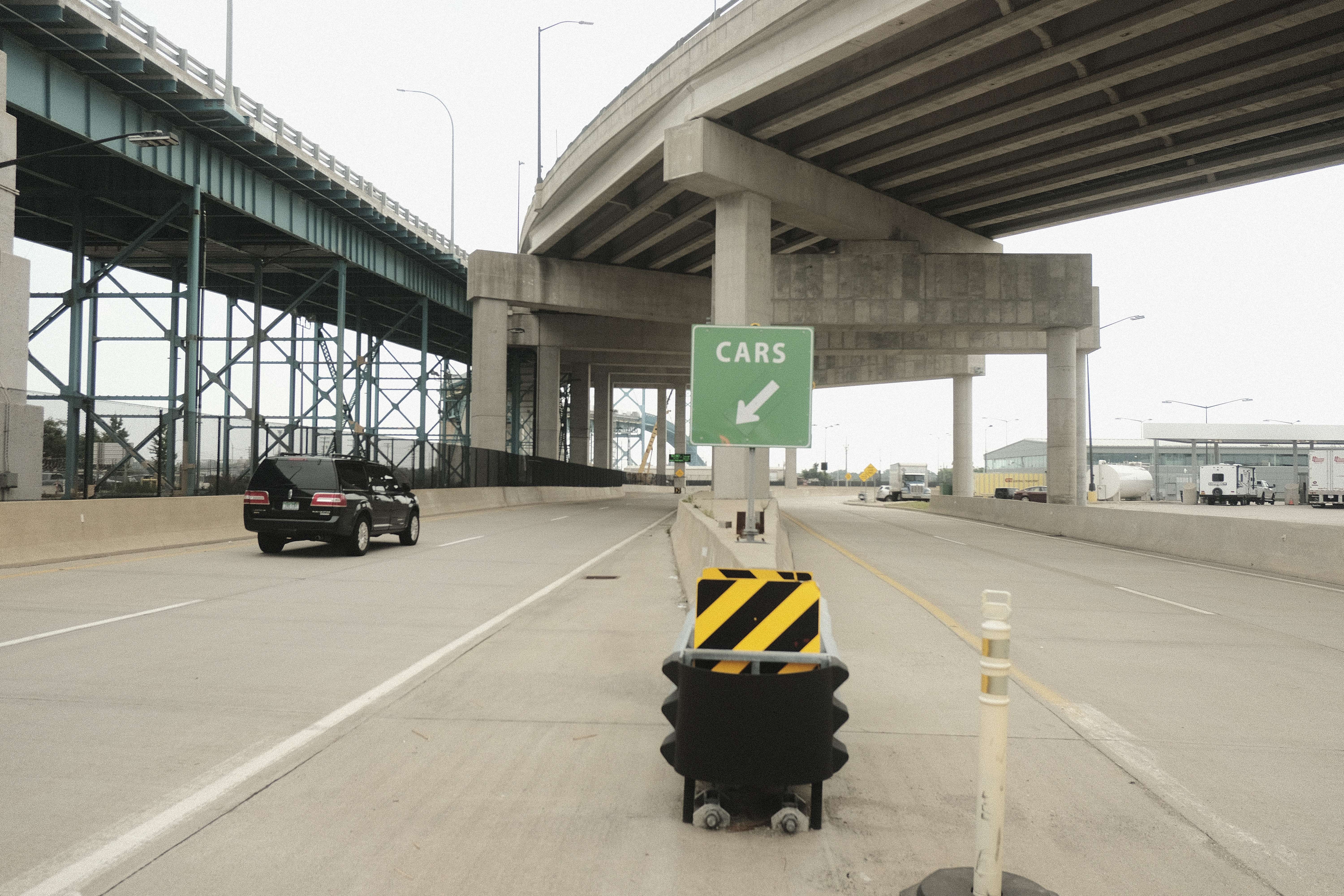 Sebuah mobil melintas di perbatasan antara Kanada dan AS setelah perbatasan kedua negara dibuka lagi, 9 Agustus 2021.