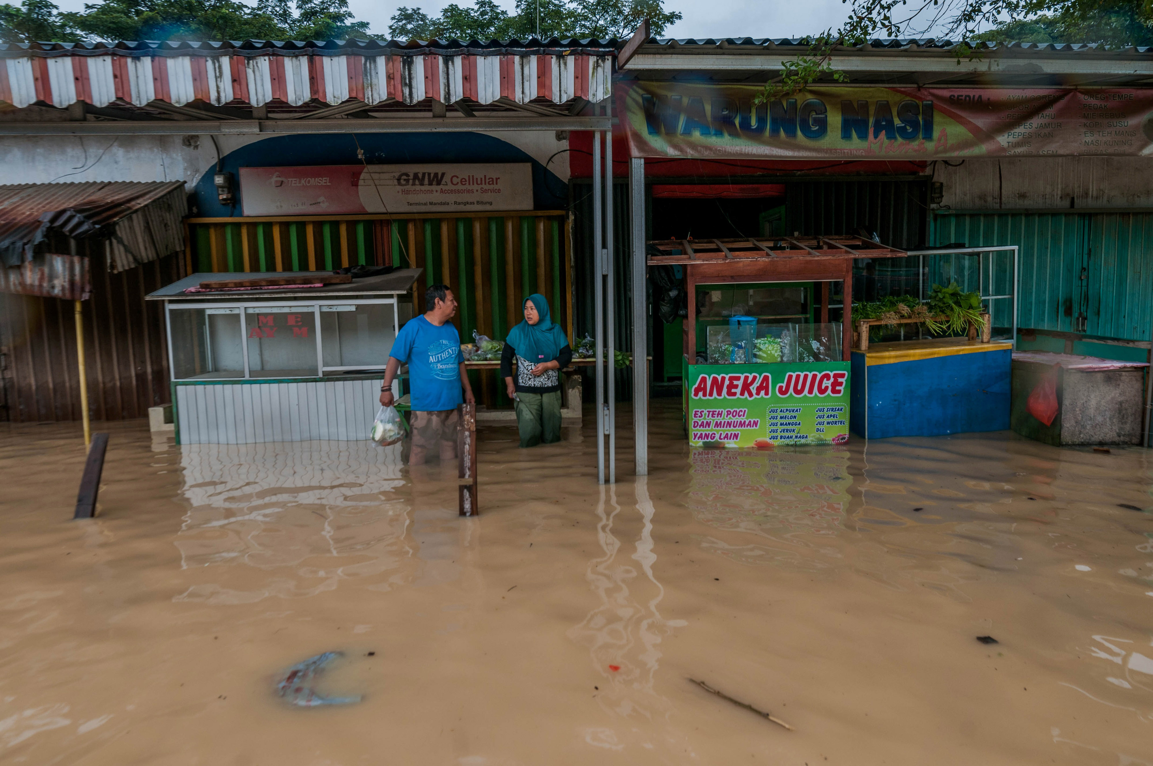 Warga beraktivitas saat banjir di Lebak, Banten