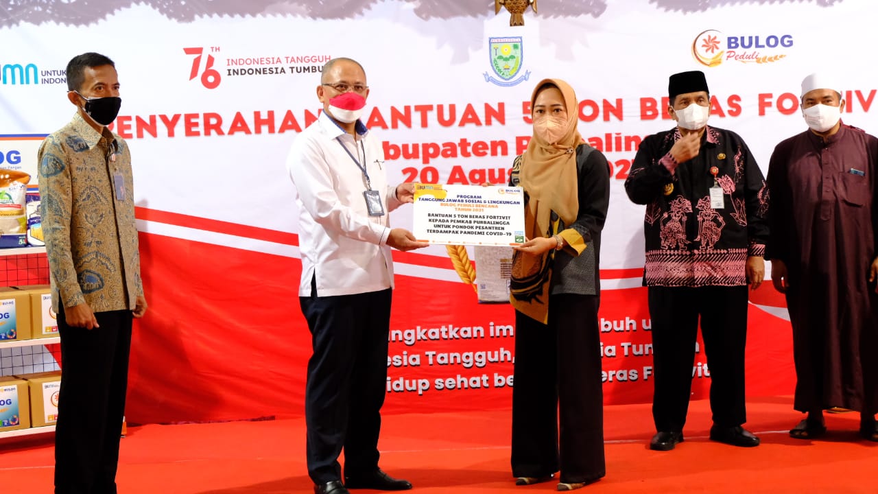 Bantuan beras bervitamin (Fortivit) sebanyak 5 ton untuk 12 pondok pesantren di Purbalingga, Jateng yang terdampak Covid-19, Jumat (20/8)