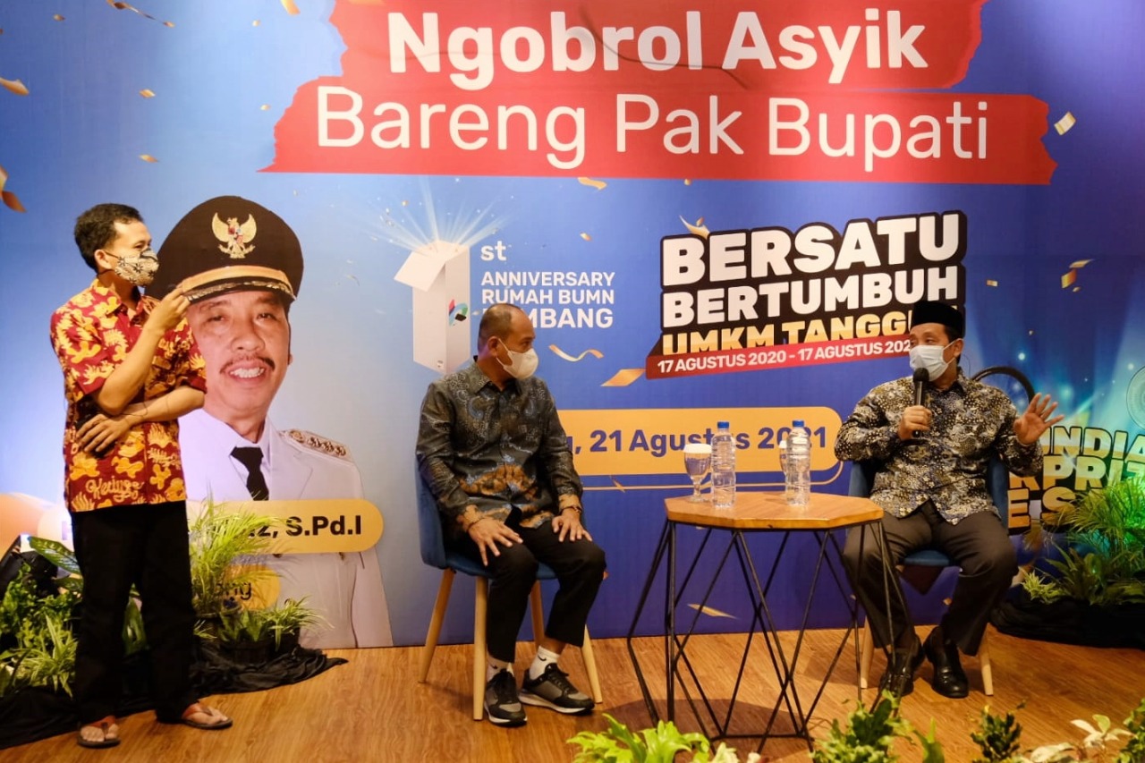Bupati Rembang  Abdul Hafidz (kanan) di acara 'Ngobrol Bareng Pak Bupati' spesial HUT ke-1 Rumah BUMN, Sabtu (21/8/2021).