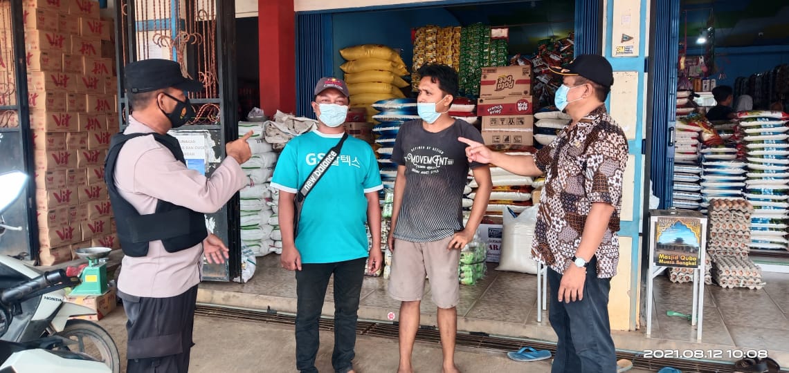 Anggota Polsek Danau Sembuluh, Seruyan, Kalimantan Tengah, mengajak warga memakai masker