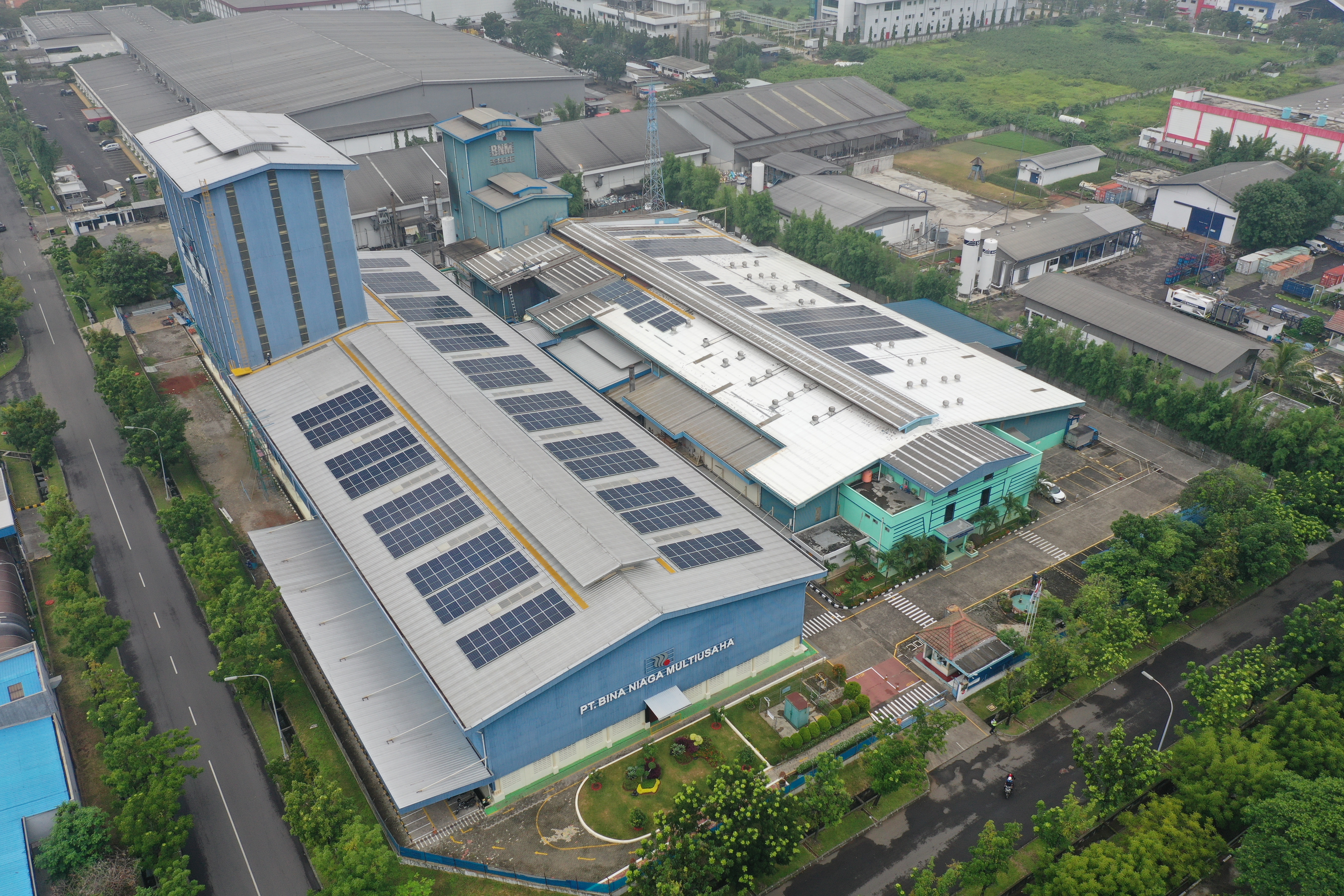 Perusahaan yang bergerak pada produksi dan pengelola stainless steel juga telah melakukan instalasi panel surya di atap pabriknya.