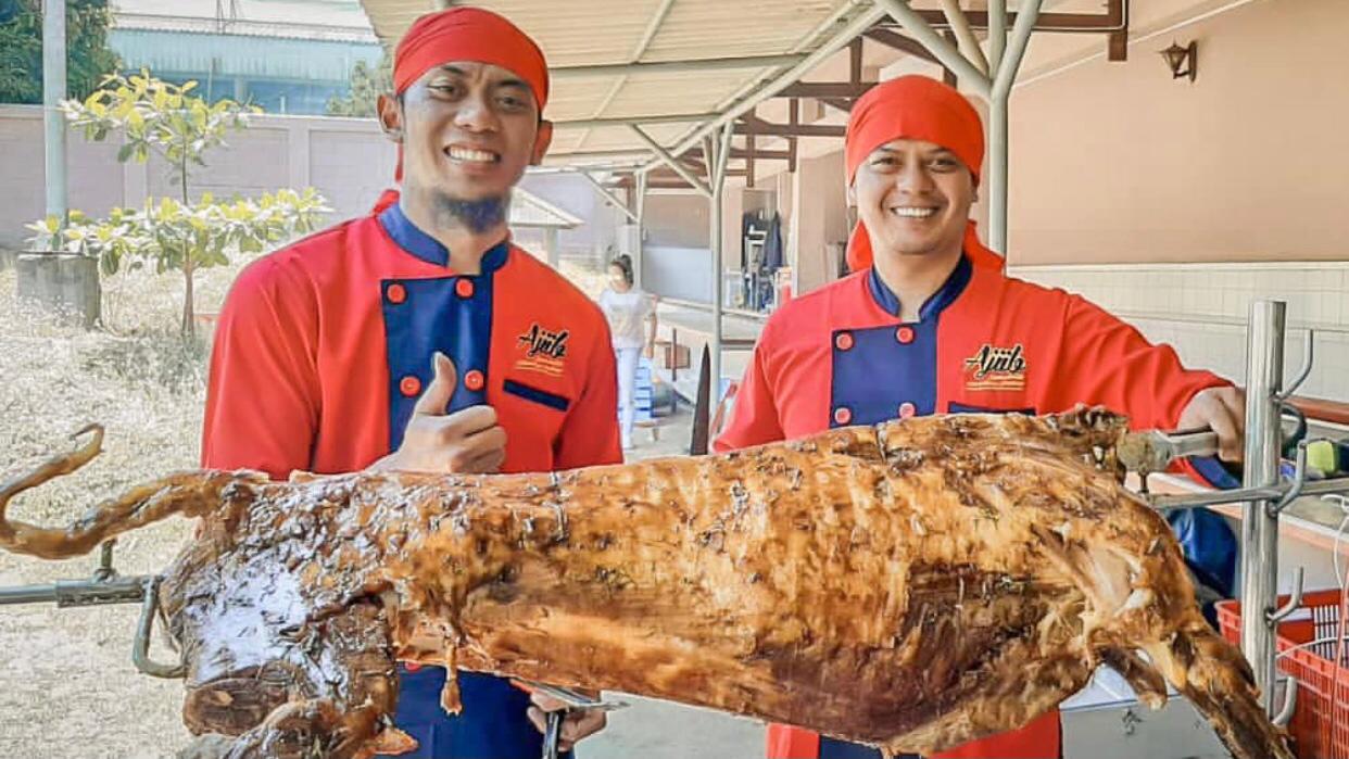 Ilustrasi. Juru masak tengah mengolah kuliner kambing guling.