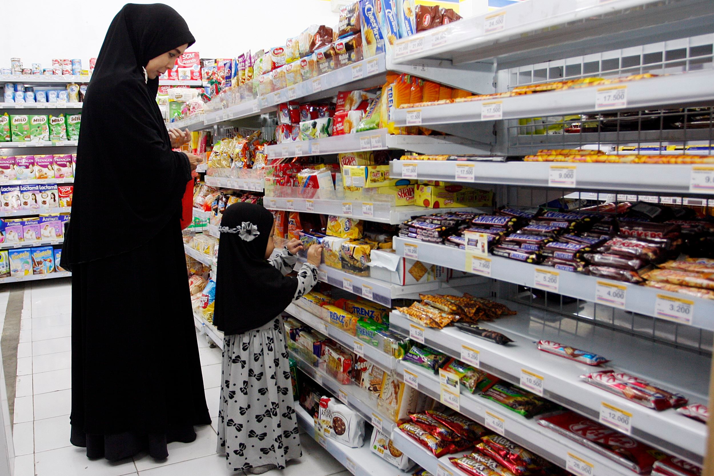 Ilustrasi konsumen berbelanja di supermarket