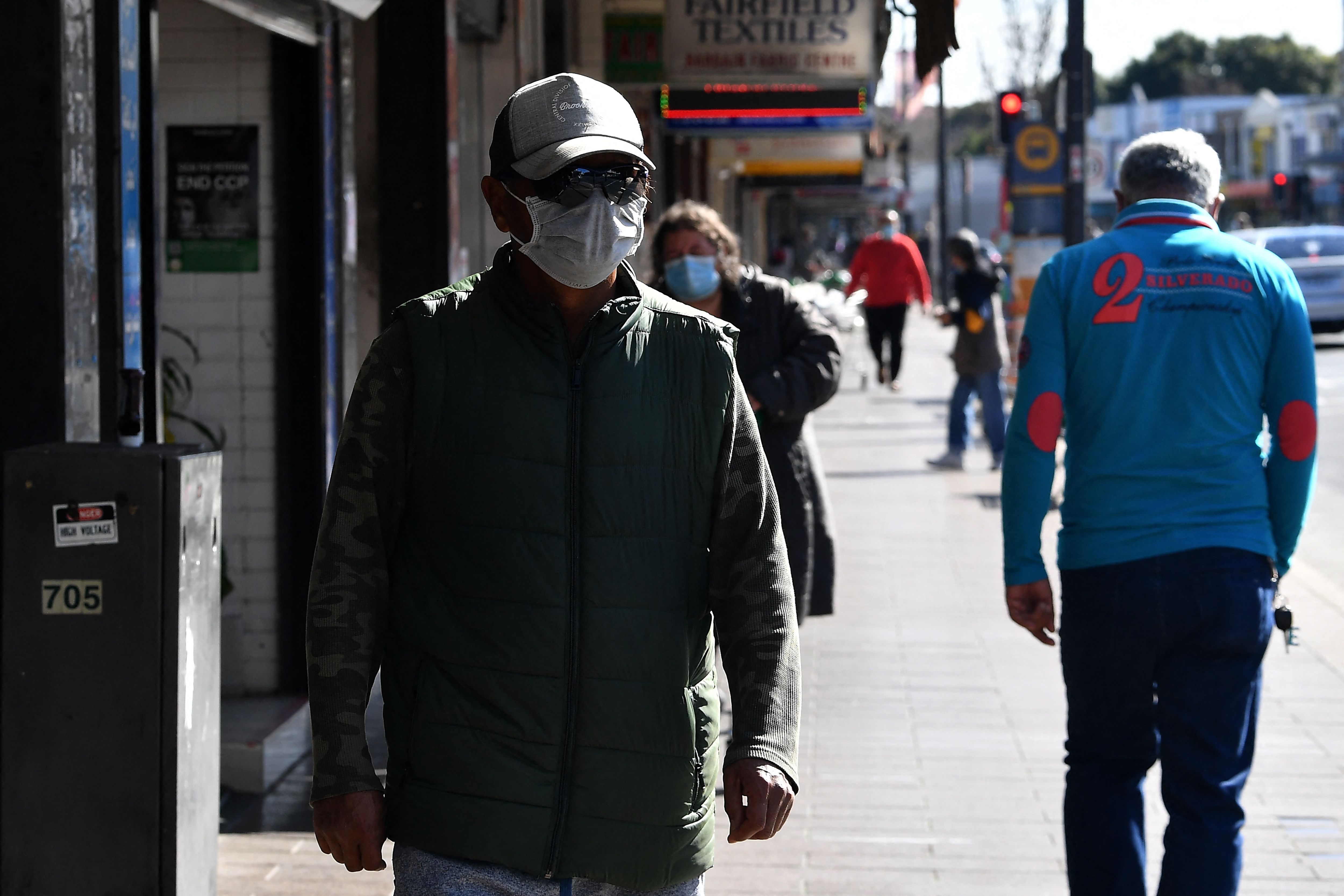 Warga mengenakan masker saat beraktivitas di Sydney, Australia.