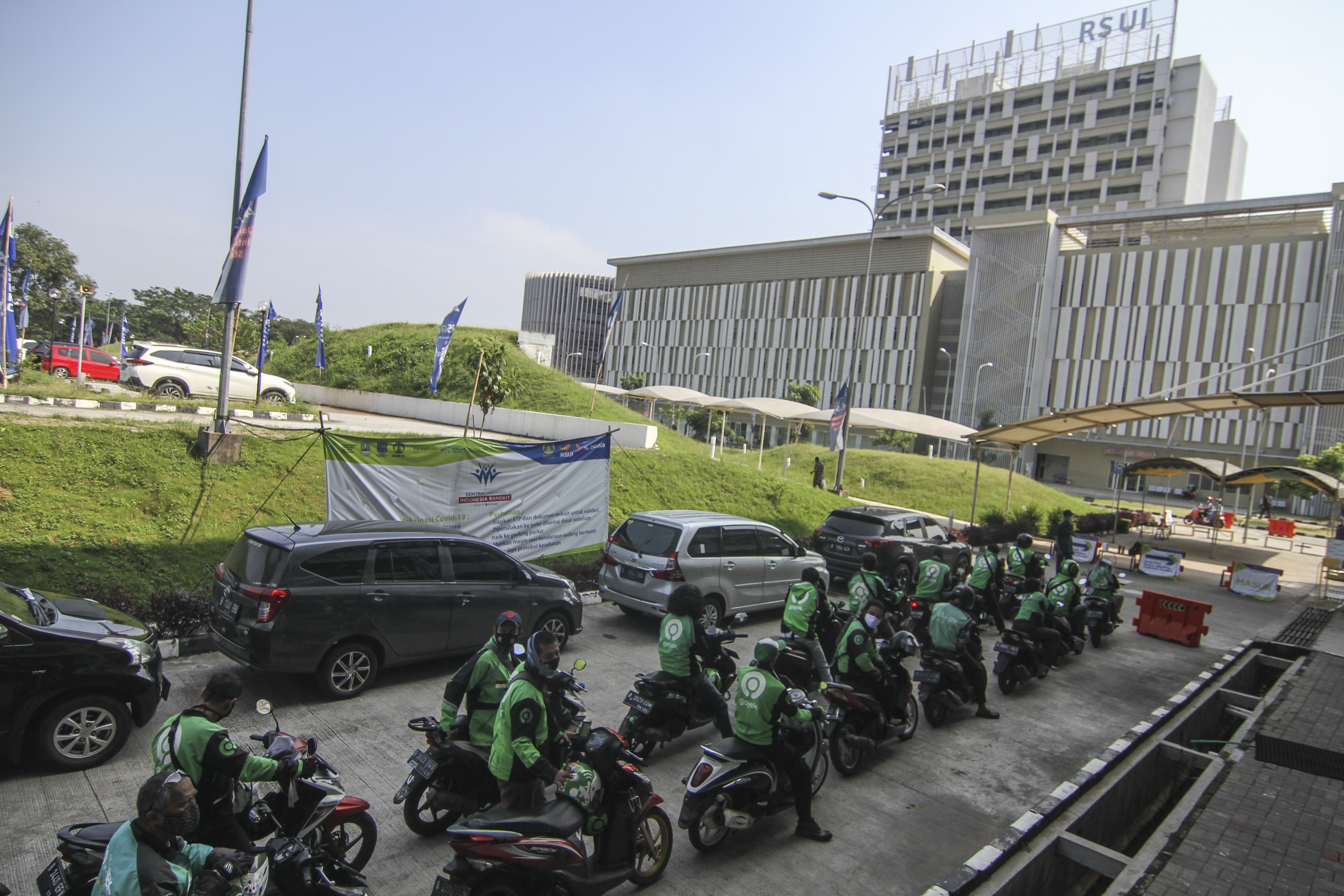 SejSejumlah pengendara ojek daring mengantre untuk vaksinasi COVID-19 di Sentra Vaksinasi, RSUI, Depok, Jawa Barat, 