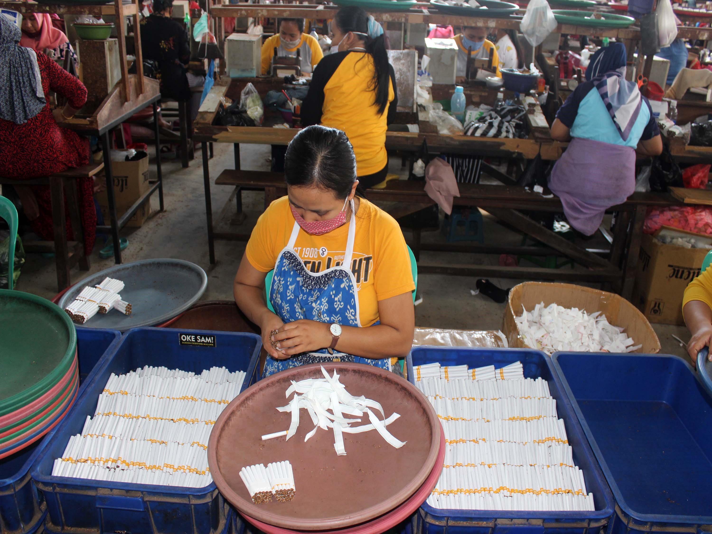 Pekerja linting rokok di pabrik rokok Tajinan, Kabupaten Malang, Jawa Timur, beberapa waktu lalu. 