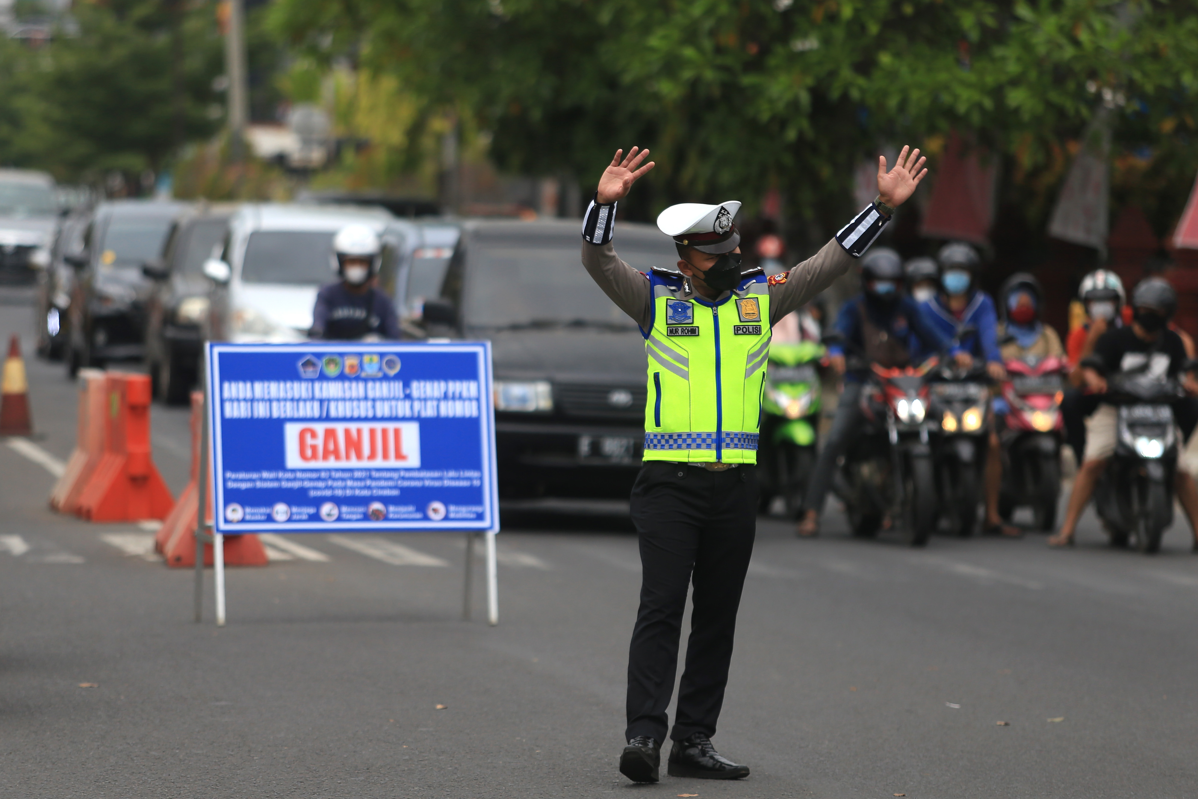 Petugas Kepolisian melarang pengendara mobil berplat nomor genap untuk masuk ke jalan RA Kartini saat uji coba ganjil genap di Kota Cirebon