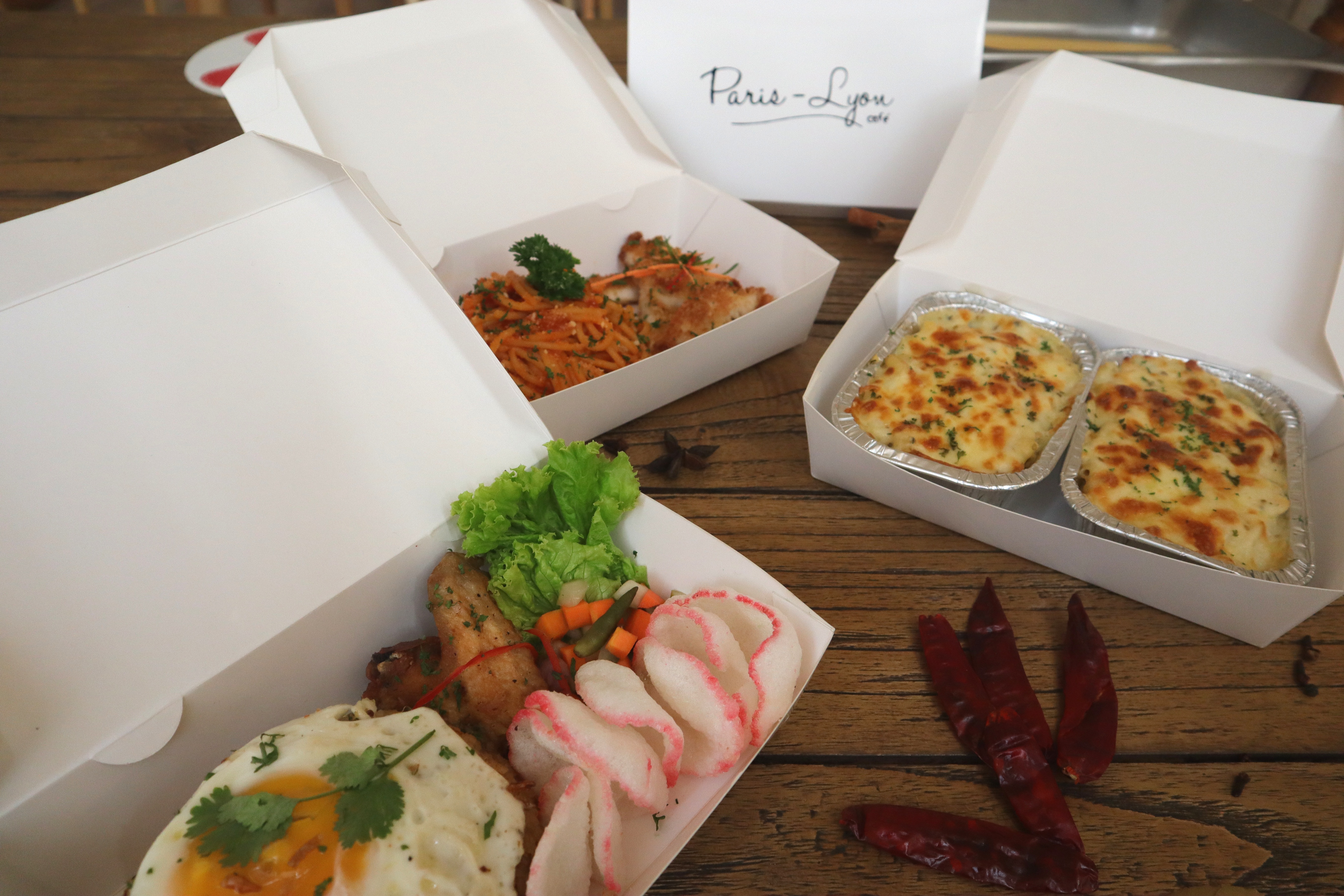 Hotel Allium Tangerang memberikan layanan pesan antar Meal Box dengan gratis biaya kirim dengan jarak maksimal 5 km.