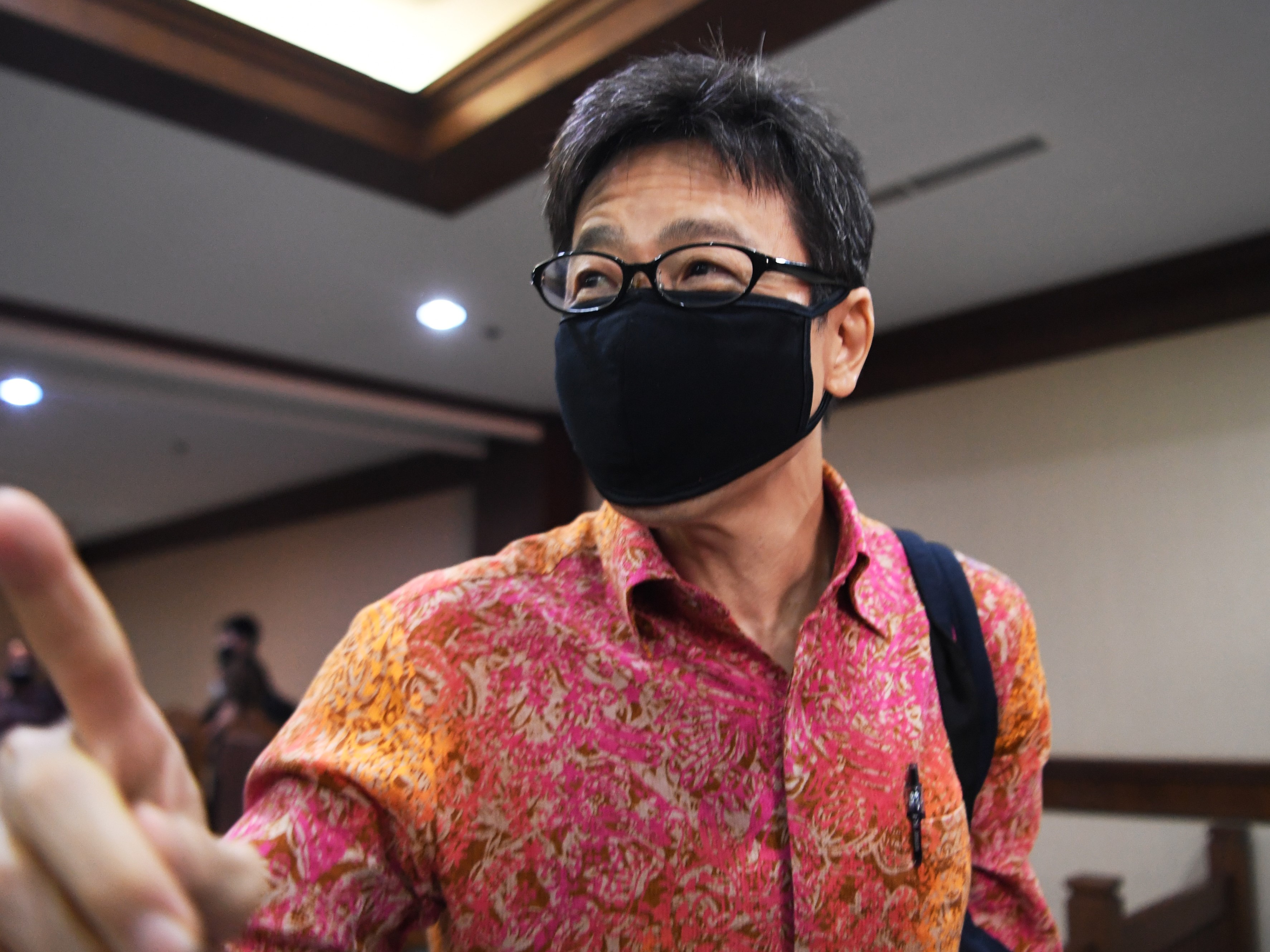 Pemilik PT Borneo Lumbung Energi & Metal Samin Tan meninggalkan ruang sidang usai menjalani sidang pembacaan putusan, Senin (30/8). 