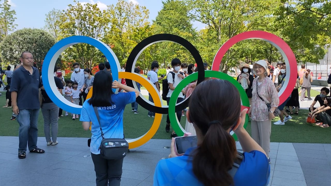 Warga berfoto di logo olimpiade tokyo 2020
