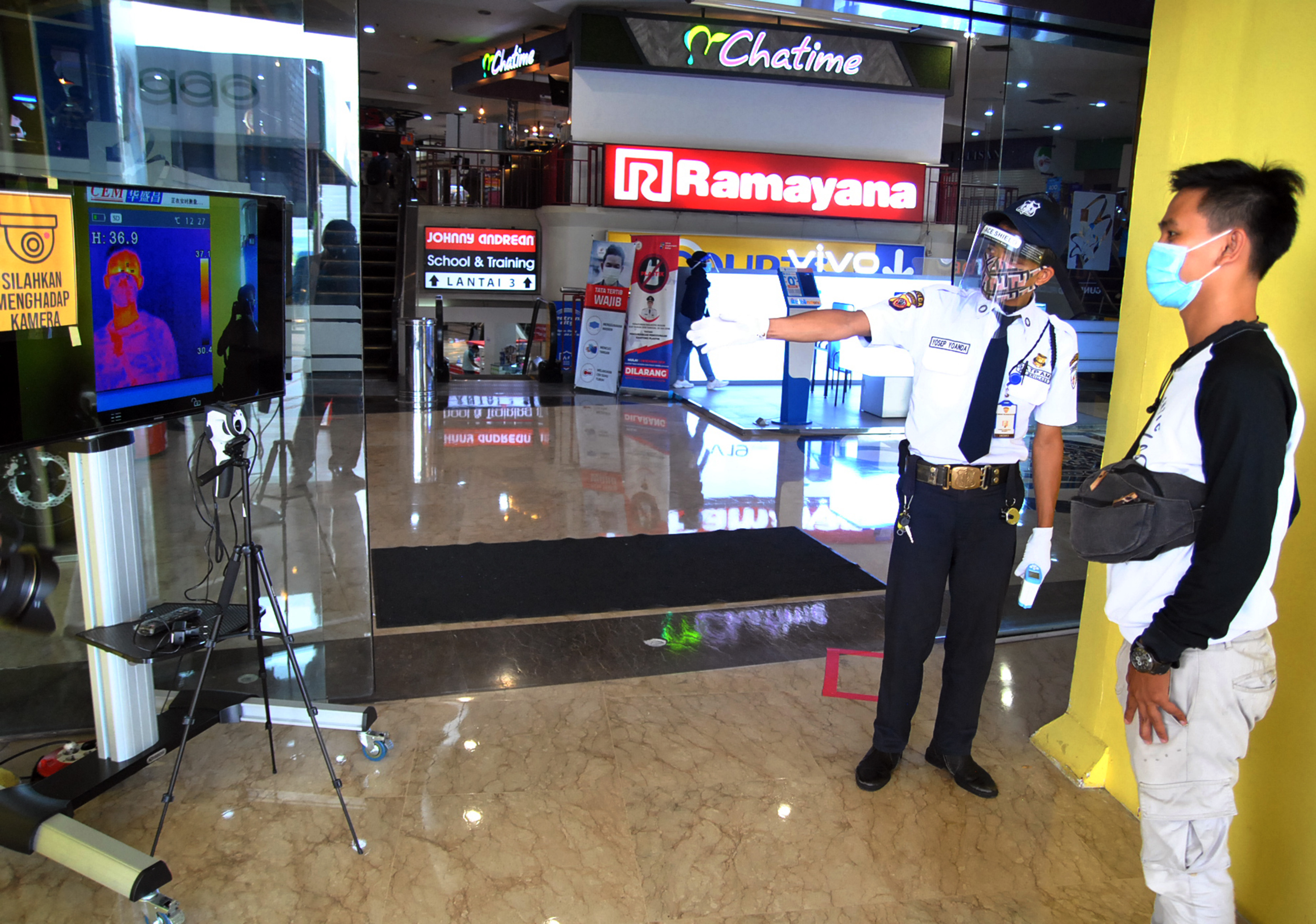 Pengunjung wajib cek suhu sebelum masuk mall