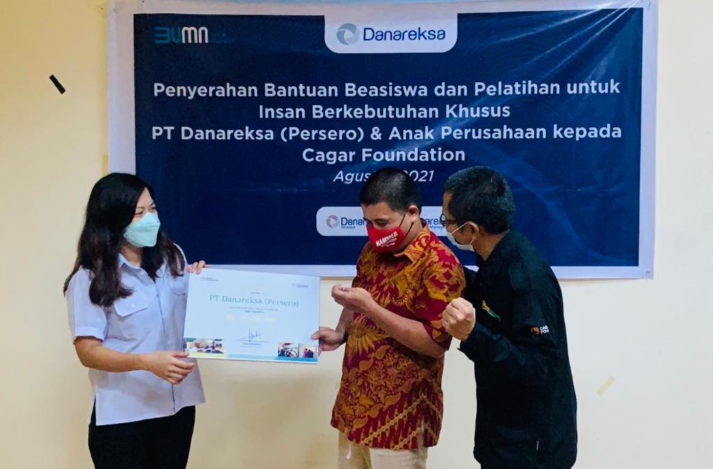 Penyerahan bantuan penyandang disabilitas dari Danareksa kepada Yayasan Cahaya Keluarga Fitrah (Cagar Foundation) di Bekasi, Jawa Barat.