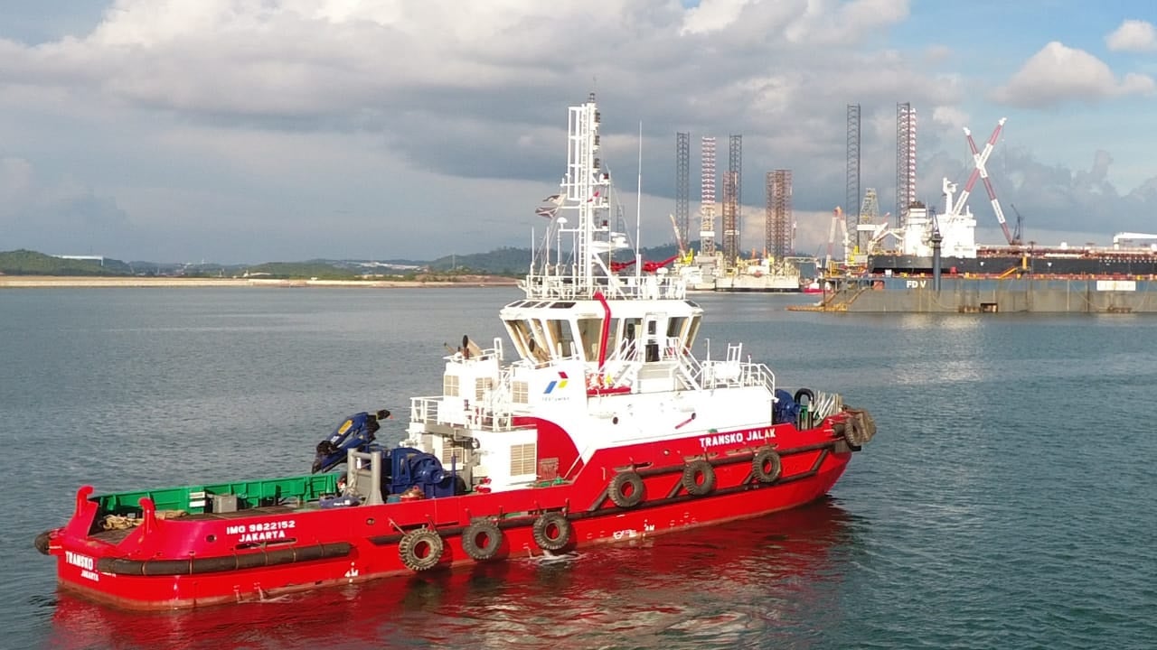 Kapal tunda milik Pertamina Trans Kontinental