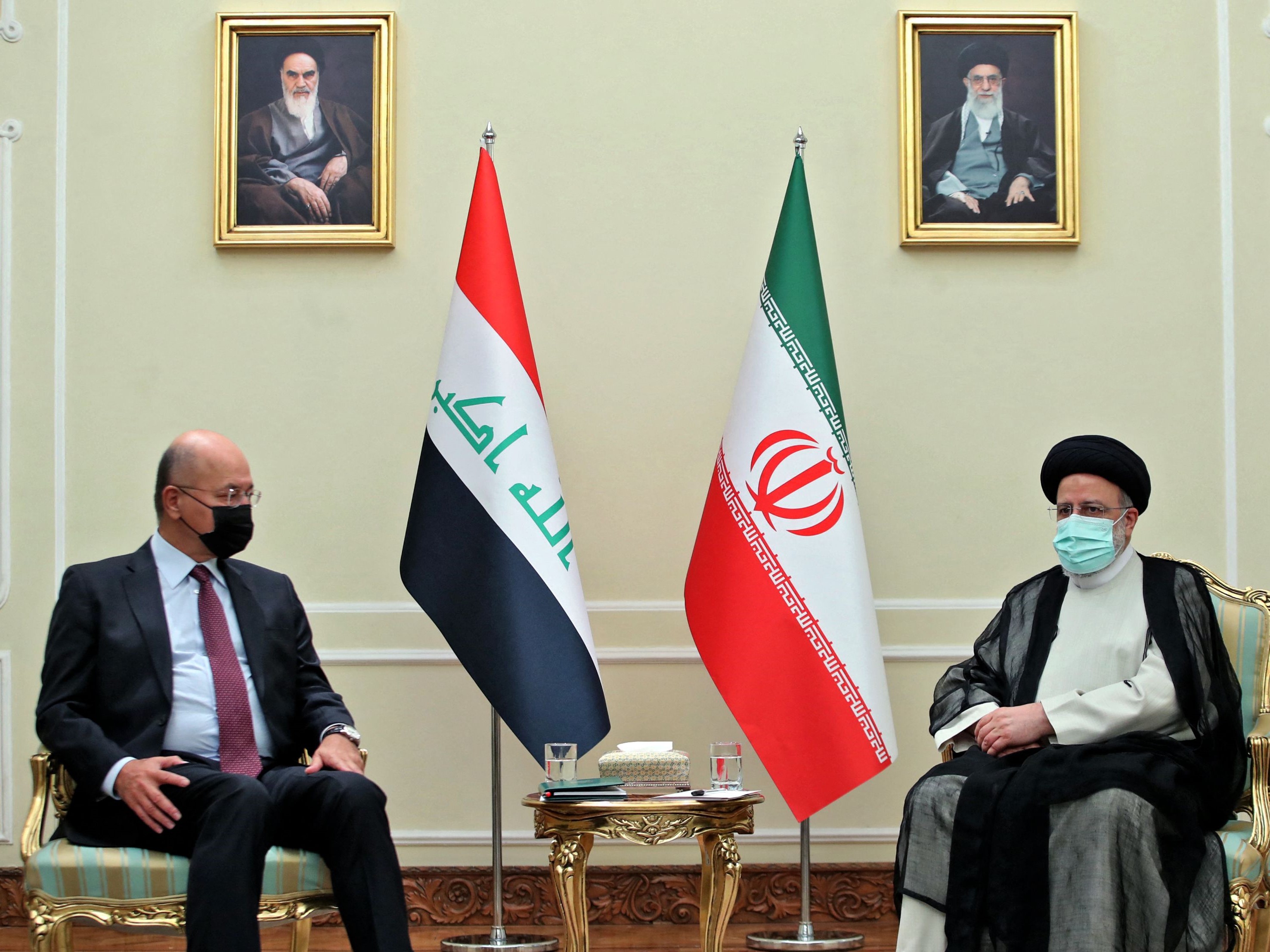 Pertemuan Presiden Ebrahim Raisi (kanan) dengan Presiden Irak Barham Saleh (kiri) di Teheran, Kamis (5/8).