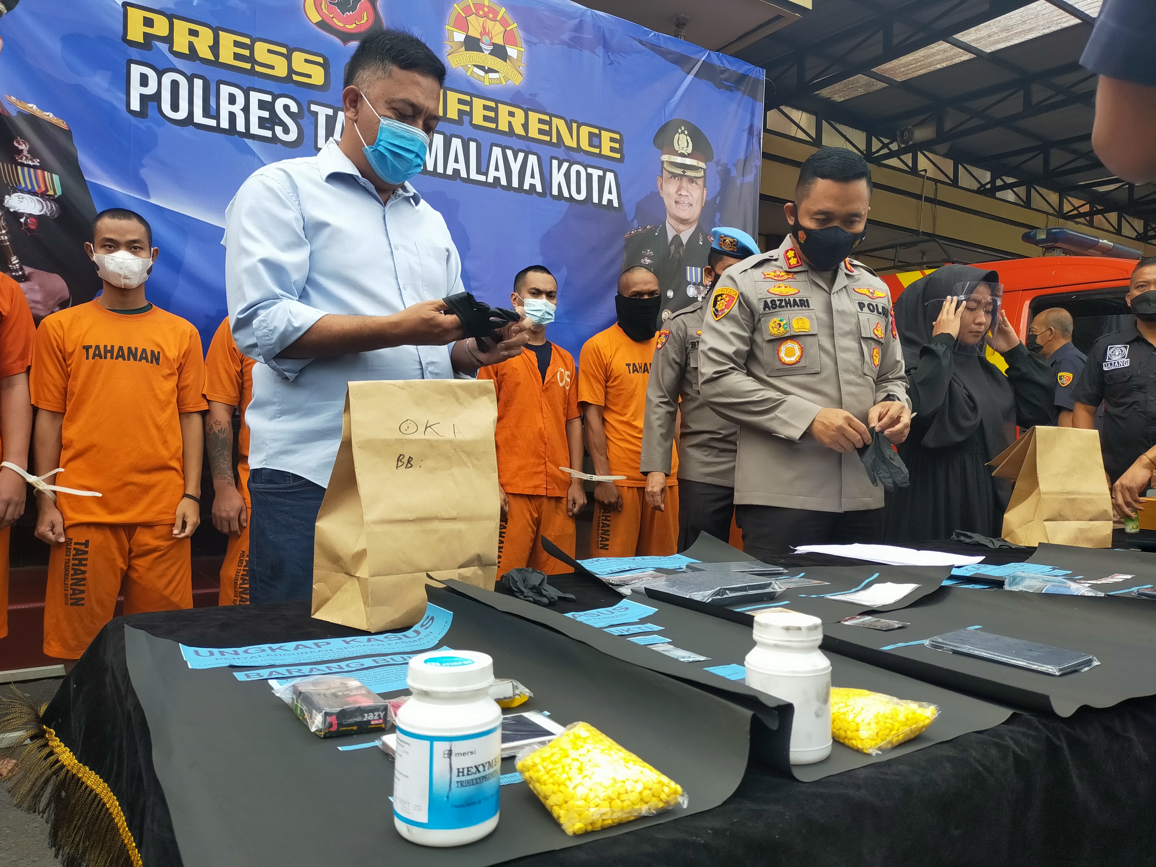 Kapolresta Tasikmalaya, AKBP Aszhari Kurniawan (baju biru) saat memaparkan hasil operasi jajaran Satnarkoba Polresta Tasikmalaya, Kamis (26/