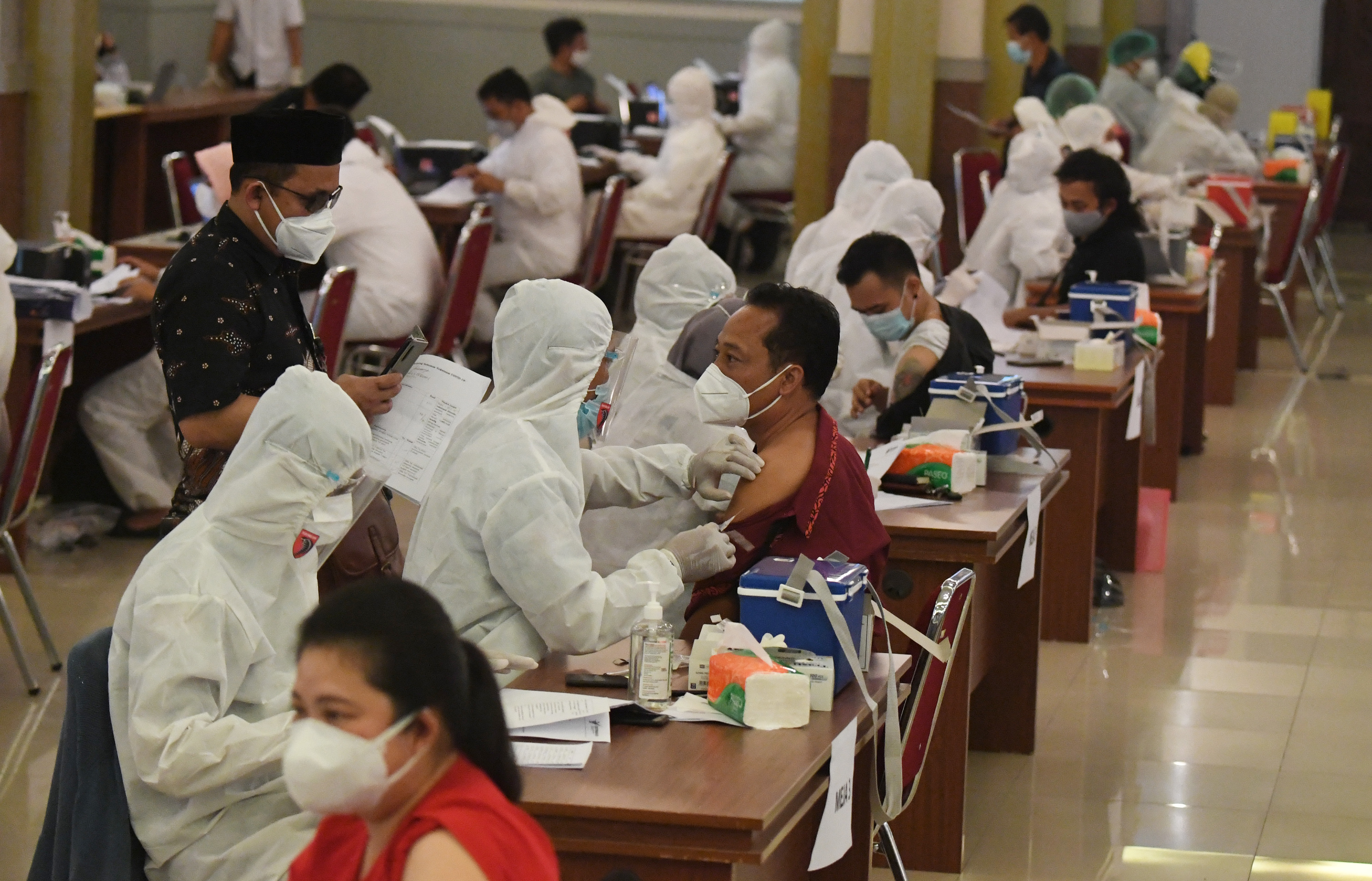 Tenaga medis menyuntikkan vaksin covid-19 kepada buruh dan pekerja di Jakarta.