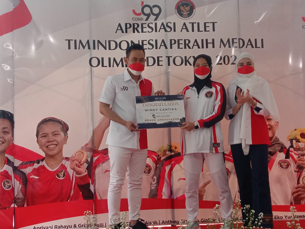 Pemilik J99 Corp Gilang Widya Pramana menyerahkan apresiasi kepada atlet peraih medali pada Olimpiade Tokyi