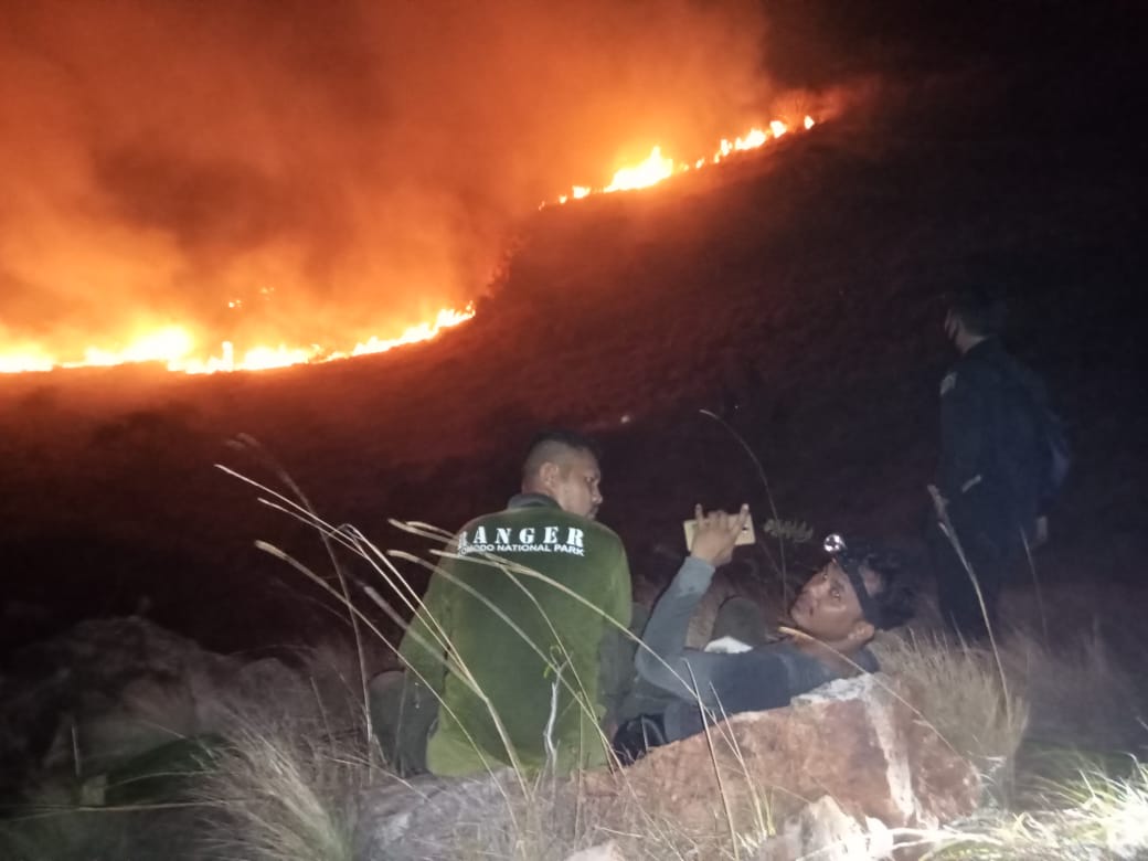 Petugas mengamati untuk mengendalikan kebakaran lahan sabana di TN Komodo, NTT, Sabtu dini hari (7/8)