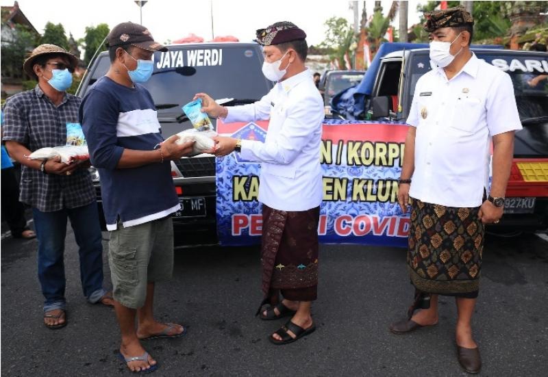  Bupati Klungkung, I Nyoman Suwirta saat memberikan sembako kepada salah seorang warga.