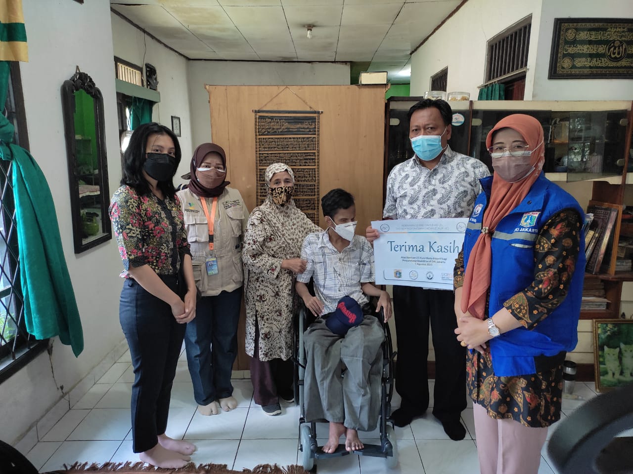 Penyerahan bantuan 25 kursi roda adaptif oleh The AUP Indonesian Chorale.