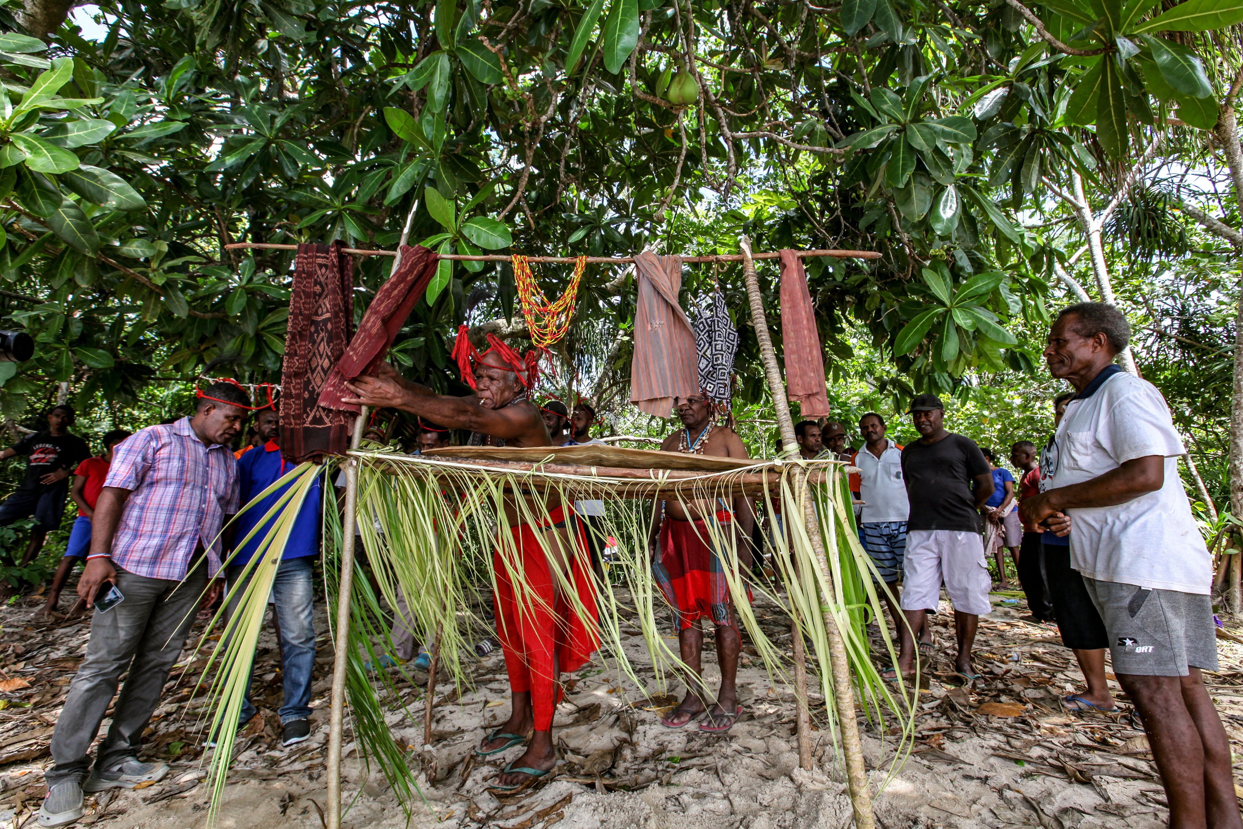 Sejak awal Agustus, masyarakat Distrik Bakbop, Kabupaten Sorong, Papua, sudah mulai merasakan akses internet yang masuk ke wilayah mereka.