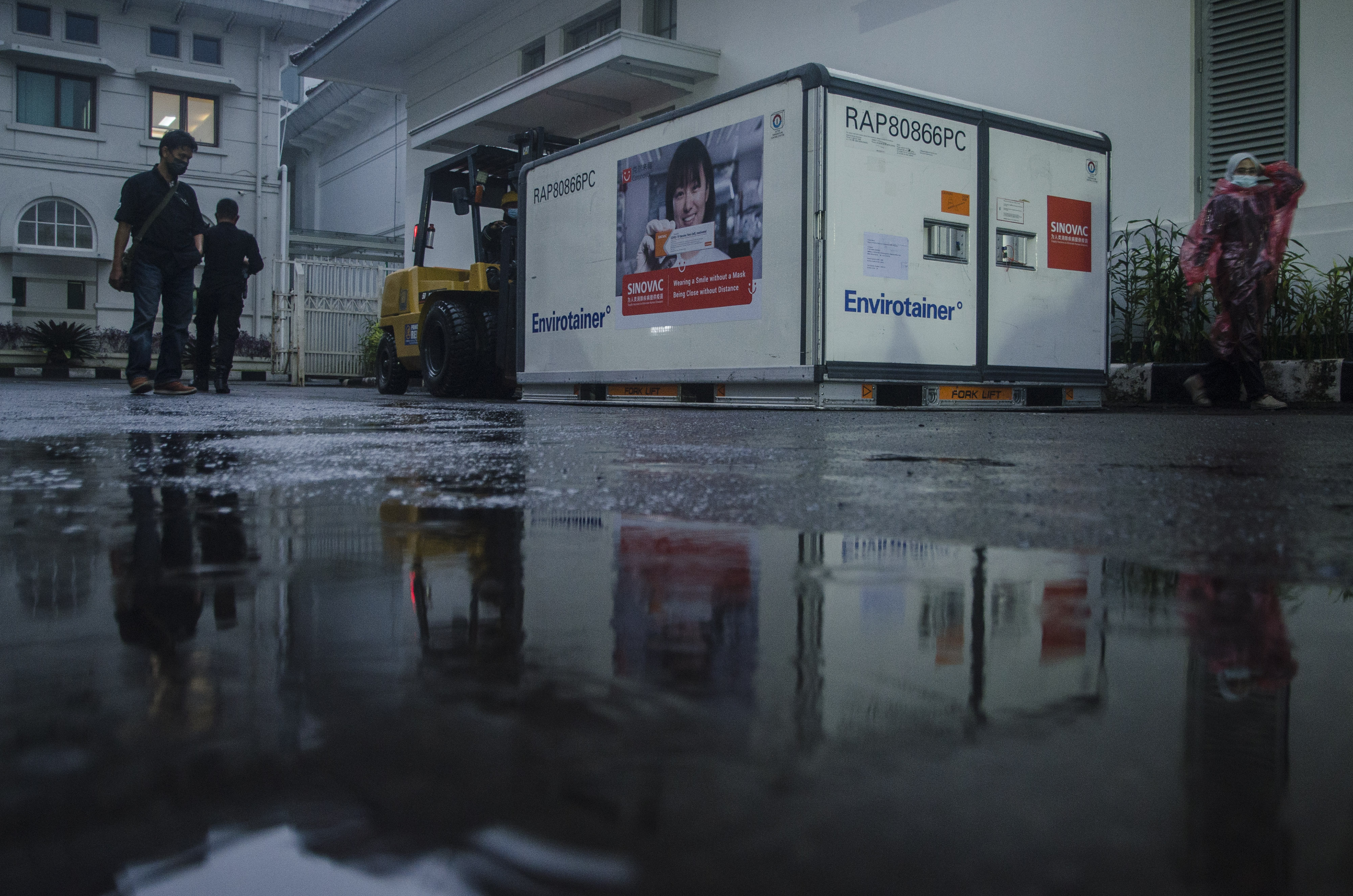 Kontainer penyimpanan vaksin Covid-19