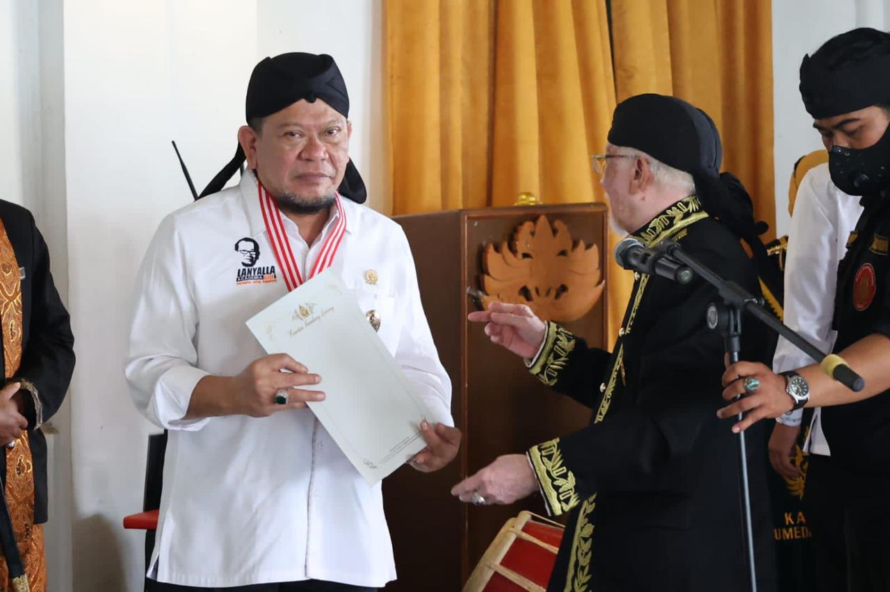 Ketua DPD RI mendapat gelar kehormatan sebagai Tokoh Kebudayaan Nusantara bergelar Adhi Ksatria Budhaya Pratama dari Karaton Sumedang Larang