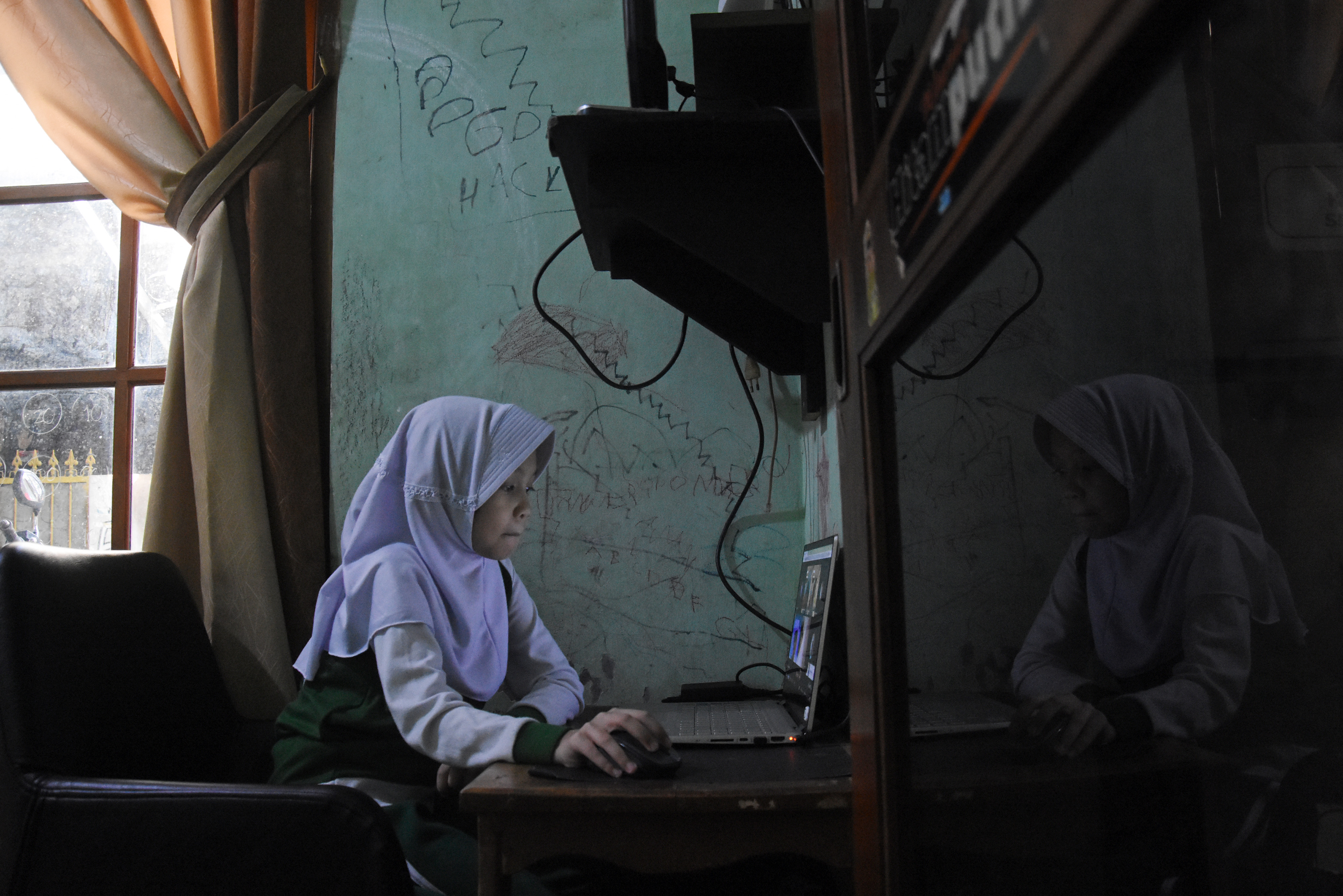 Siswa melakukan pembelajaran jarak jauh