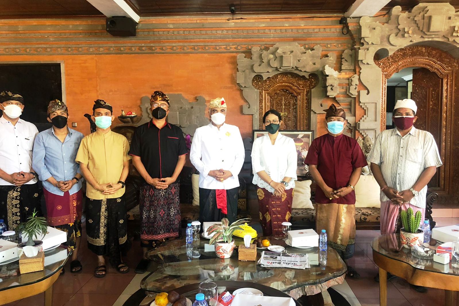 Tim Penulis Buku Hindu Nusantara saat beraudiensi dengan Ketua MDA Bali Ida Penglinsir Agung Putra Sukehet, Rabu (18/8/2021). 