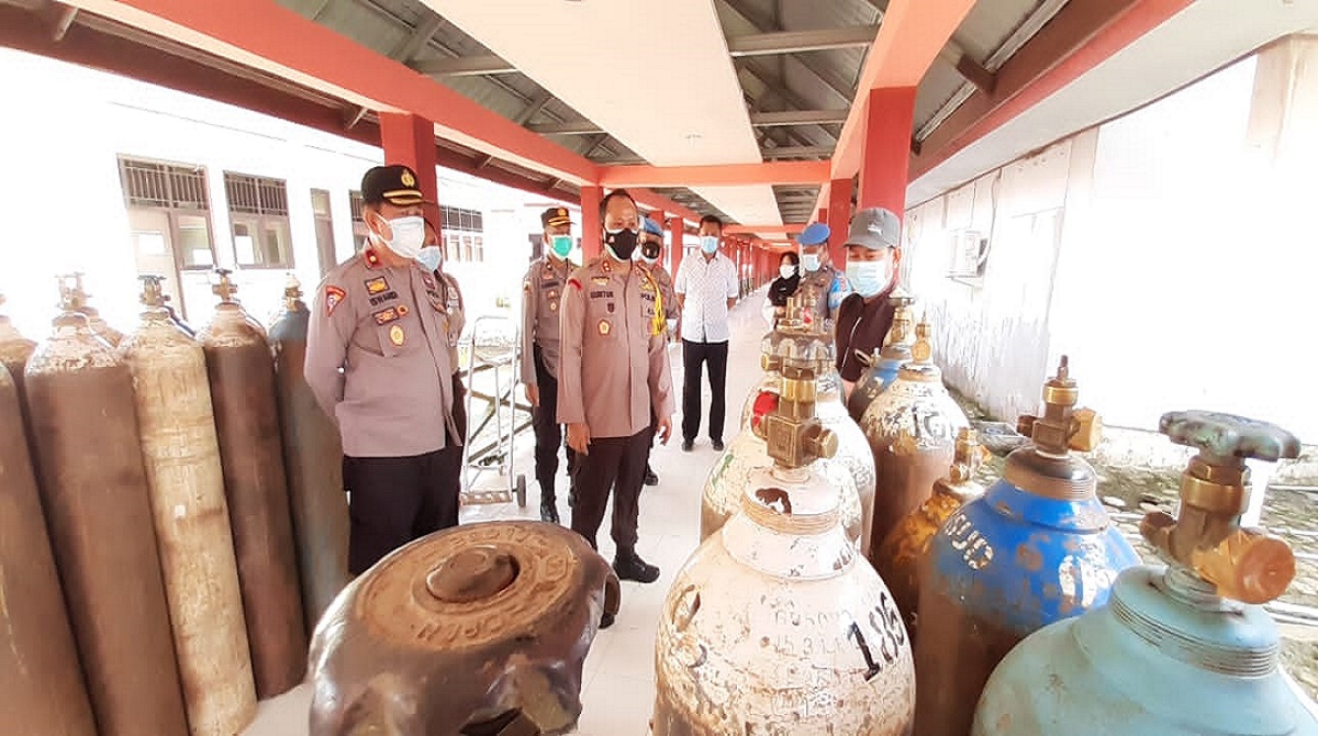 Kapolres Tanjungjabung Barat AKB Guntur Saputro mengecek ketersediaan oksigen tabung di RSUD Daud Arief, Tanjungjabung Barat, Jambi. 