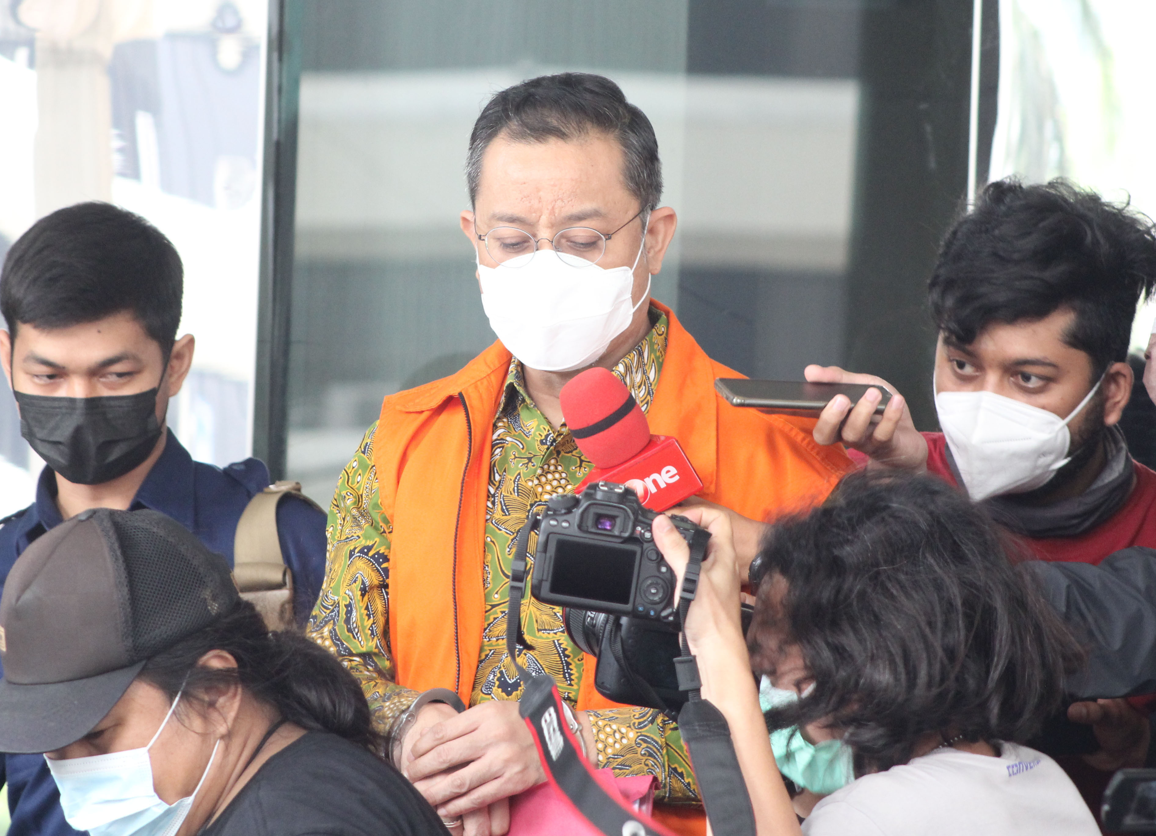 Terdakwa Mantan Menteri Sosial Juliari Batubara, setelah menjalani sidang Vonis secara Virtual di Gedung ACLC KPK, Jakarta, Senin (23/8).