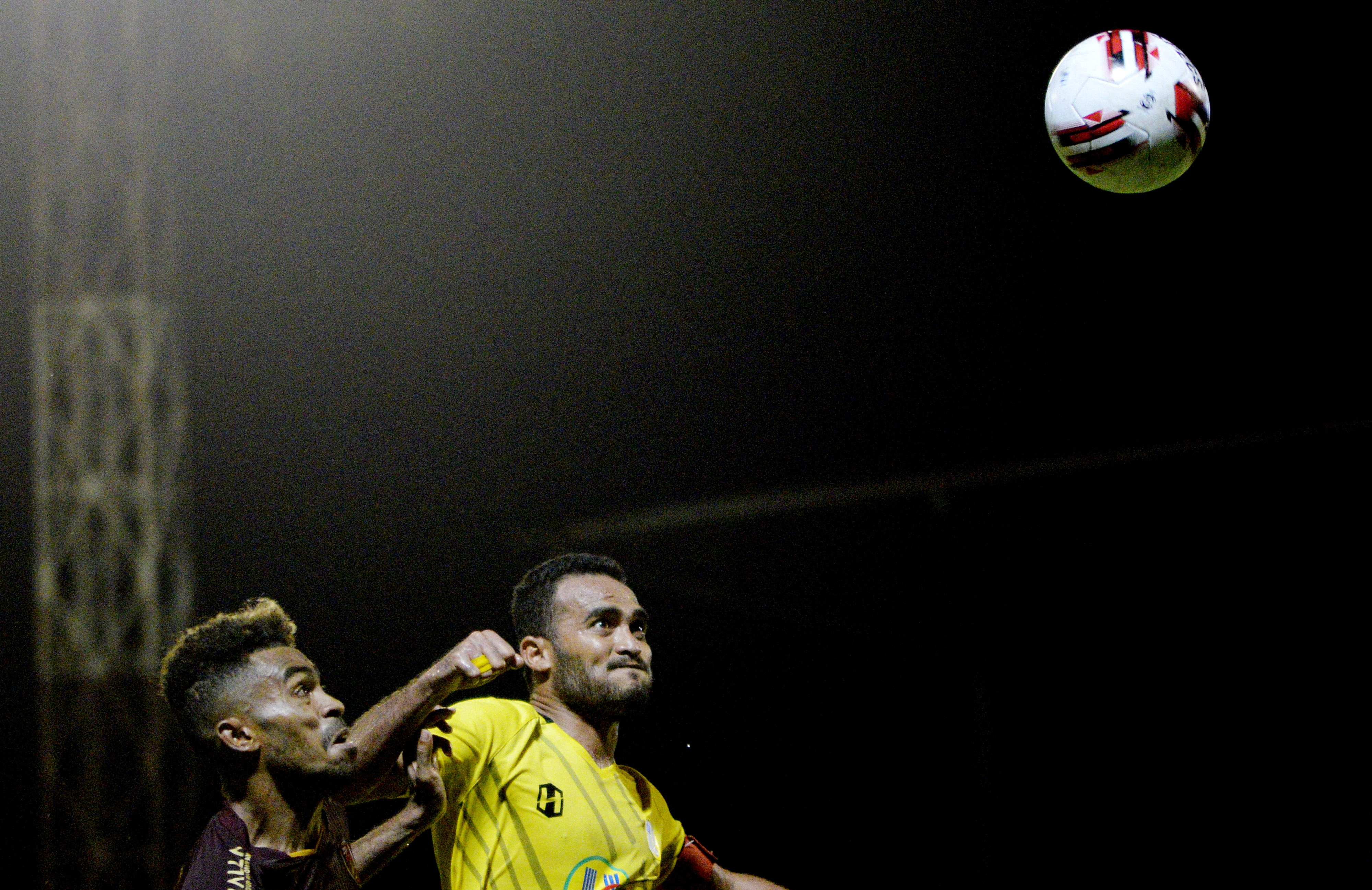 Pemain Barito Putera Rizky Pora saat berebut bola dengan pemain PSM Makassar Yakob Sayori.