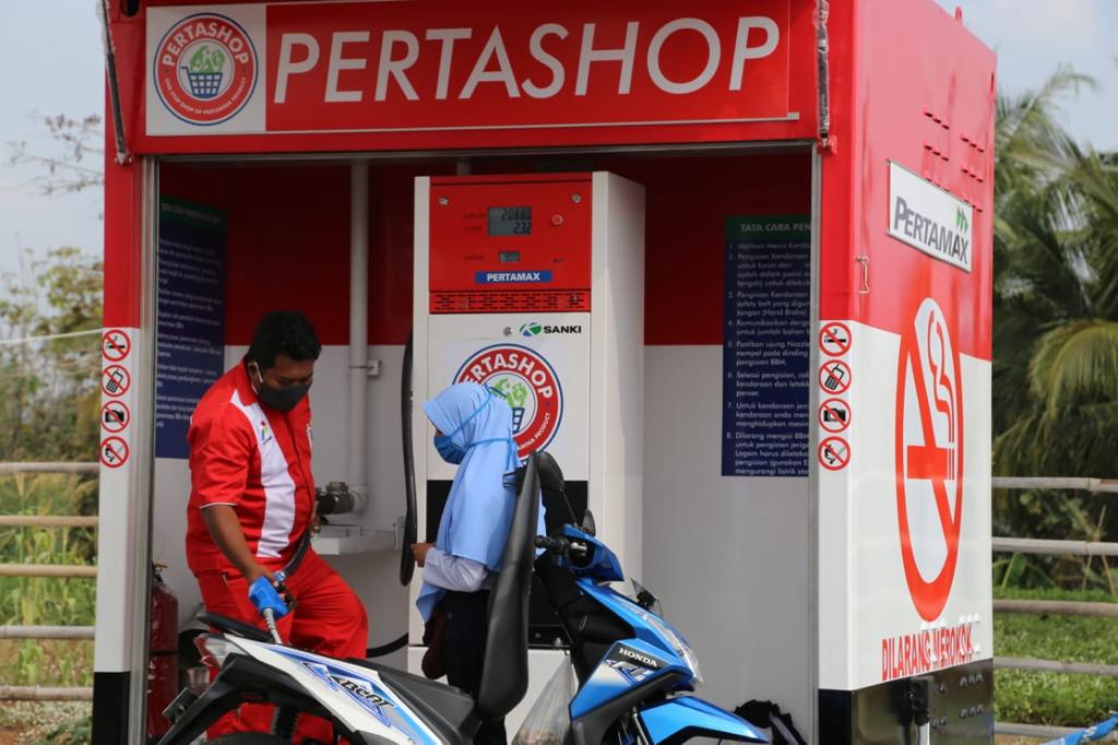 Warga sedang mengisi BBM di pertashop Pertamina