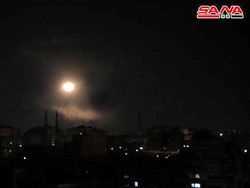 Foto yang dirilis Kantor Berita Arab Suriah (SANA) pada Jumat (20/8) menunjukkan titik terang di ibu kota Damaskus.