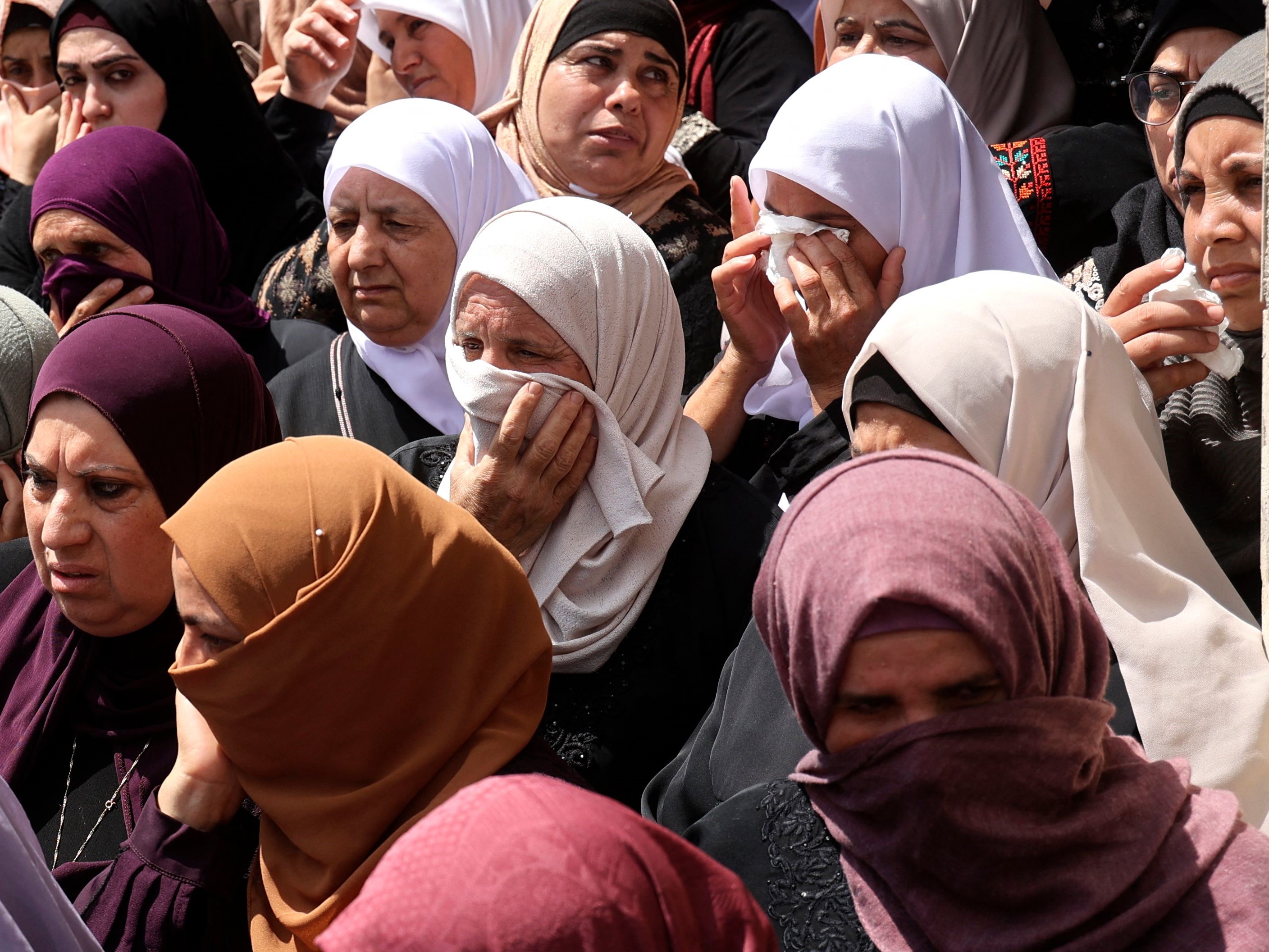 Wanita Palestina menangis saat pemakaman Shadi al-Shurafa yang terbunuh oleh tembakan tentara Israel pada 27 Juli.