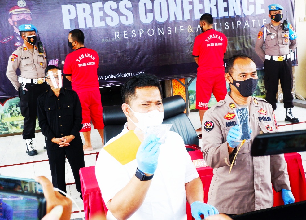 Konfrensi pers pengungkapkan kasus kartu vaksinasi Covid-19 di Mapolres Klaten, Jawa Tengah. 