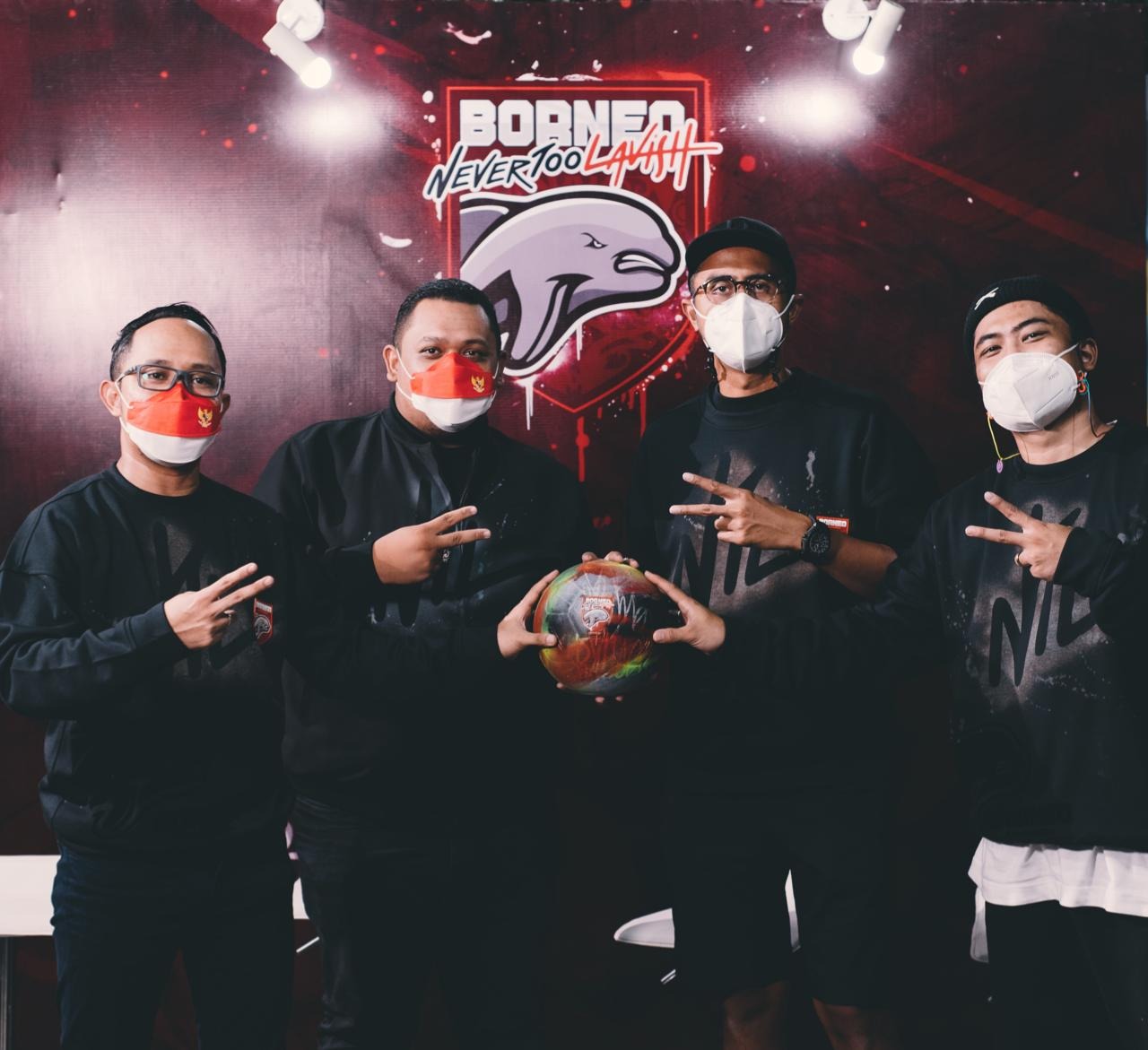 Stakeholder Borneo FC bersama founder Nevertoolavish saat mengumumkan kerjasama. 