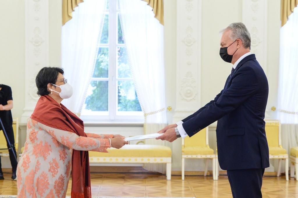 DUTA Besar LBBP RI Dewi Savitri Wahab, menyerahkan surat kredensial kepada Presiden Lithuania Gitanas Nauseda
