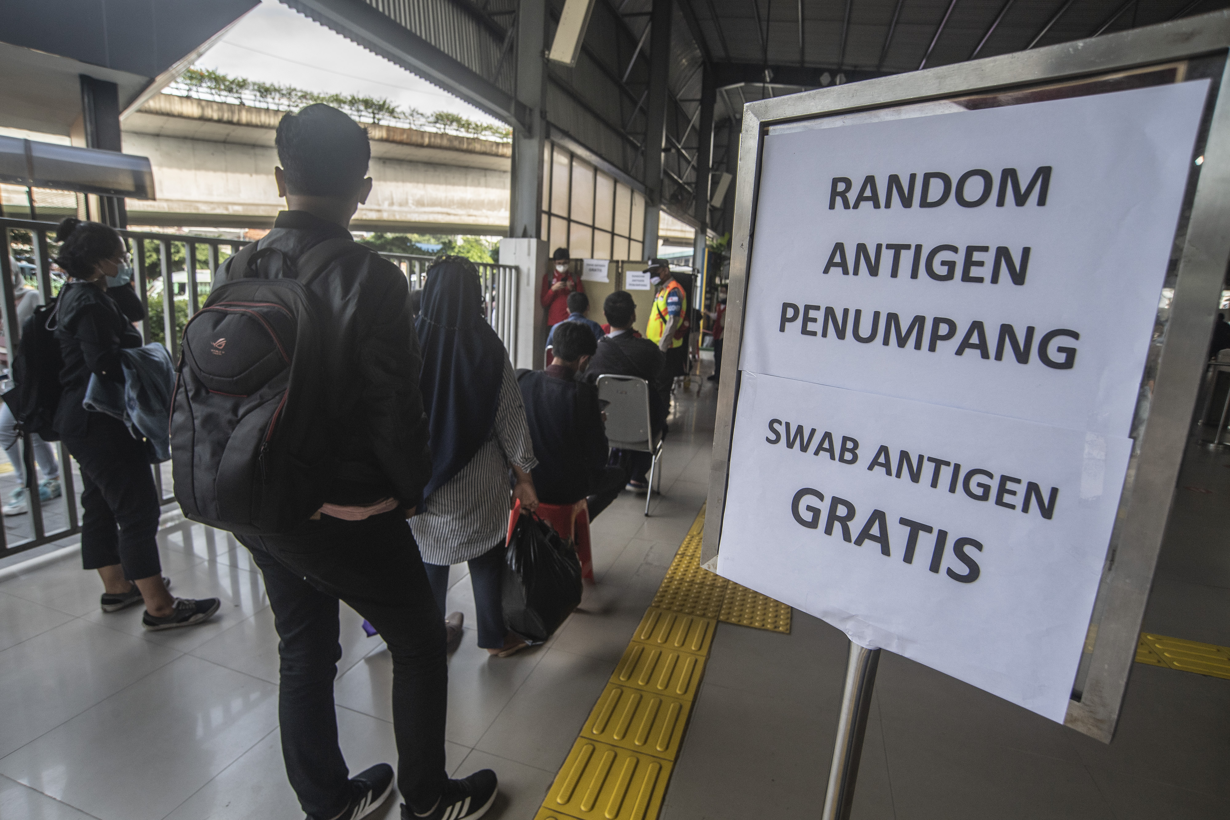 Penumpang KRL Jabodetabek masih diwajibkan dokumen syarat perjalanan hingga 30 Agustus 2021.