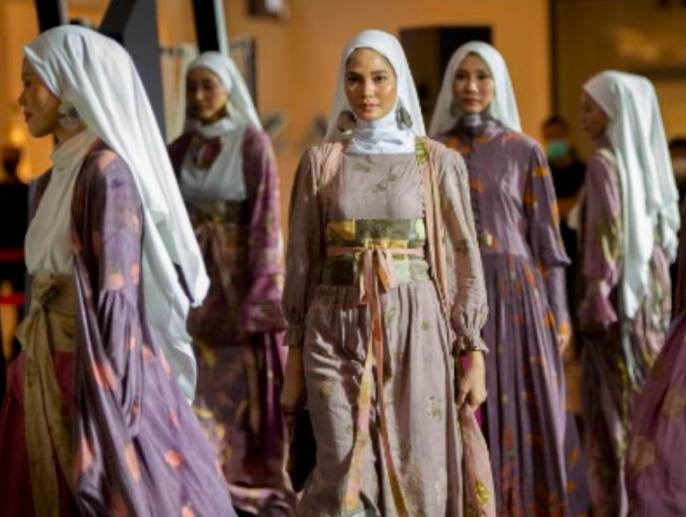 Peragaan fesyen saat gelaran MUFFEST 2021 di Jakarta.