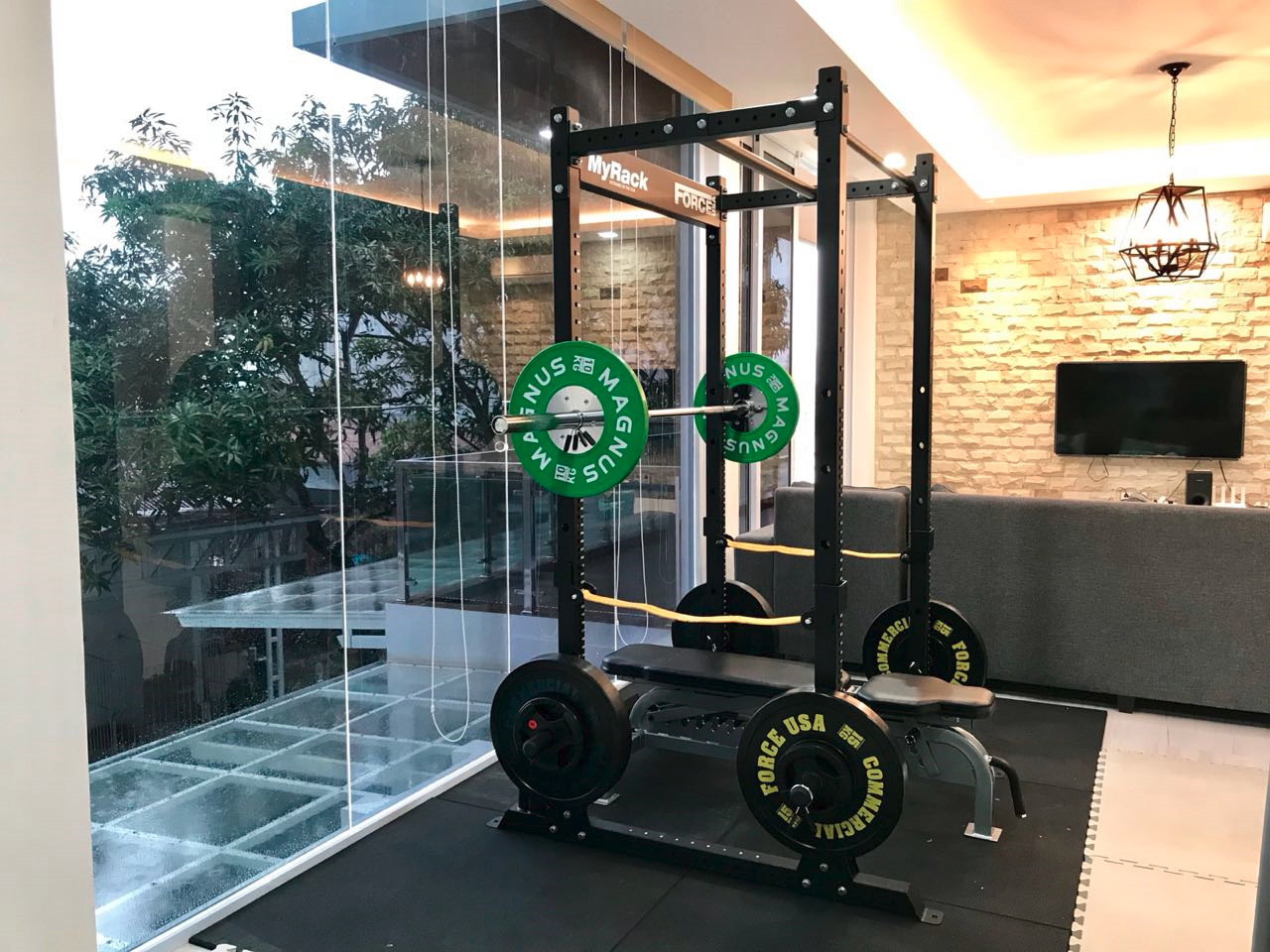 Berolahraga di rumah menjadi tren saat pandemi Covid-19 agar tetap bugar.