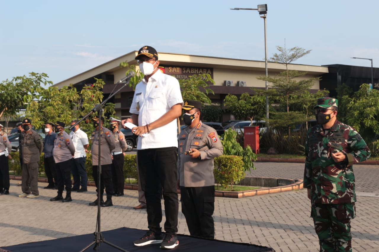 Bupati dalam apel gelar pasukan dalam rangka memindahkan isoman ke isoter di Sidoarjo. Rabu (18/8/2021)