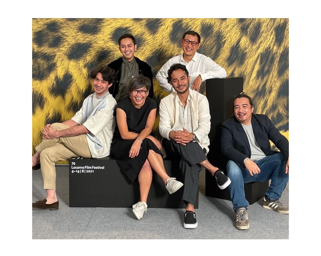 Edwin (kemeja putih berkacamata), bersama produser dan pemain Seperti Dendam, Rindu Harus Dibayar Tuntas. 