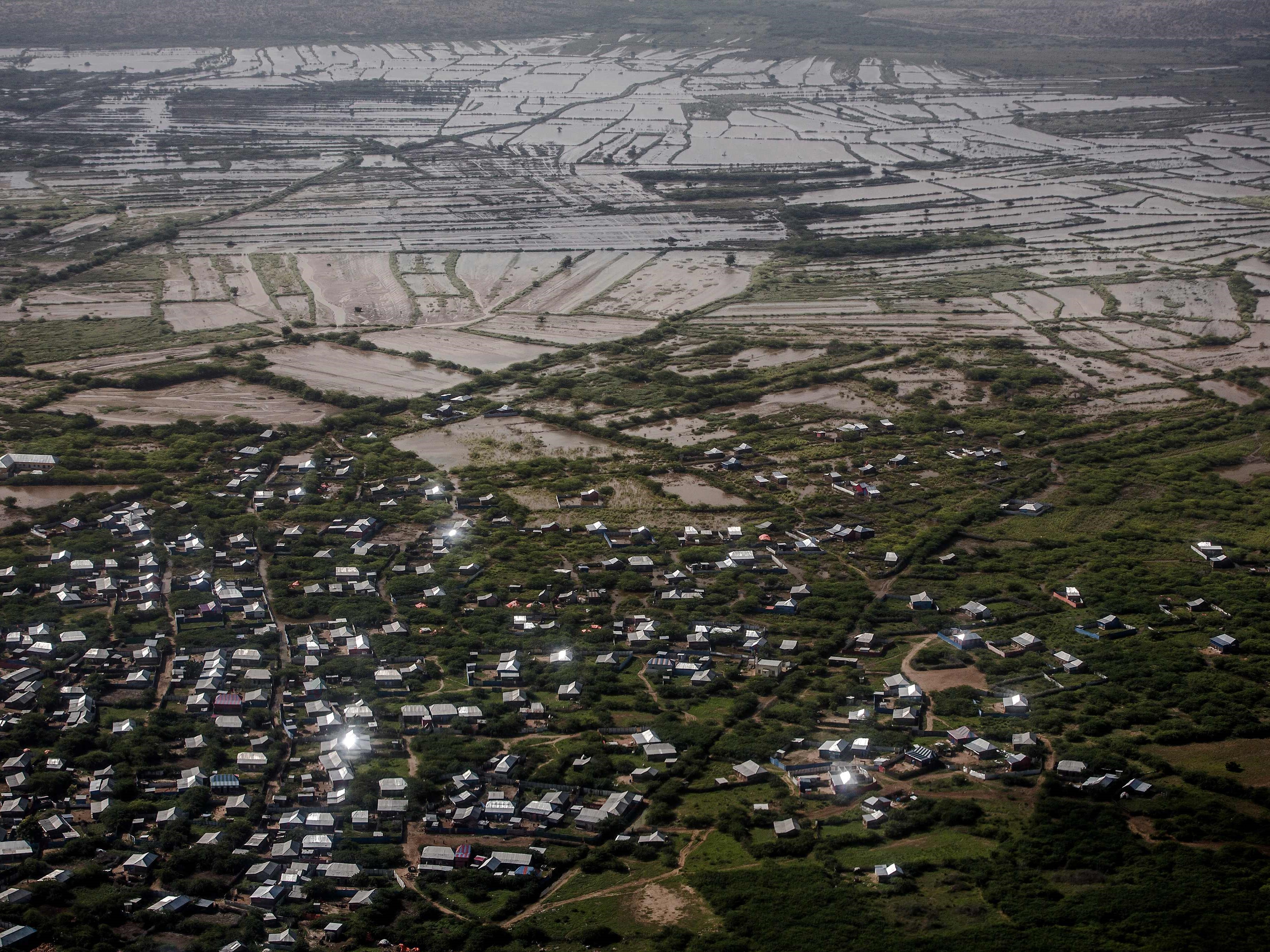 Daerah permukiman dan ladang pertanian terendam banjir di pinggiran Beledweyne, Somalia.