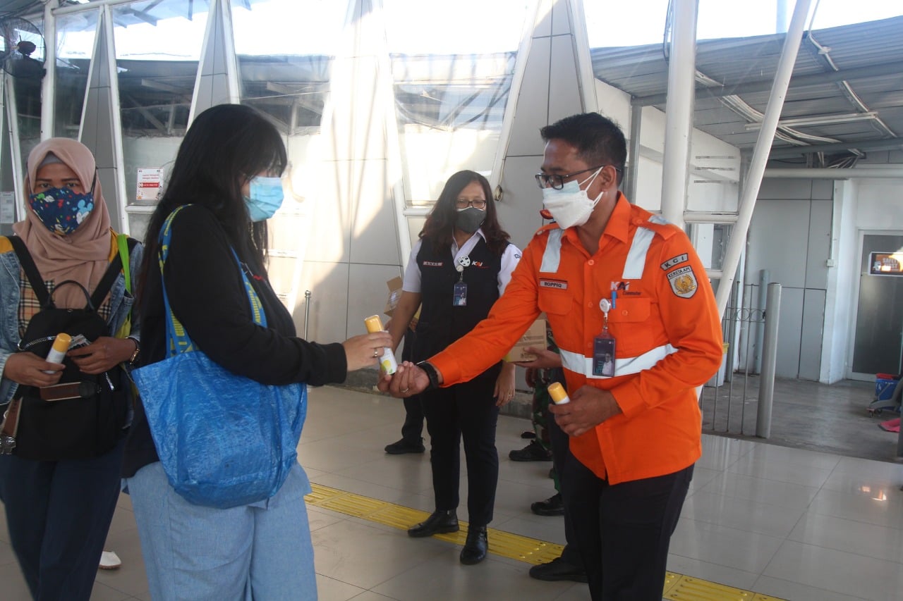 Pembagian hand sanitizer gratis kepada penumpang yang berada di Stasiun Tanah Abang, Jakarta.