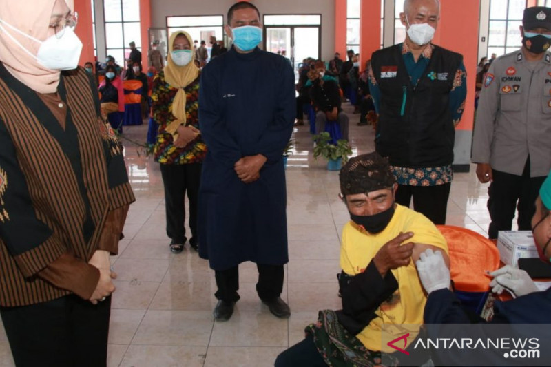 Vaksinasi Covid-19 warga Desa Ngadisari, Probolinggo, Jawa Timur.