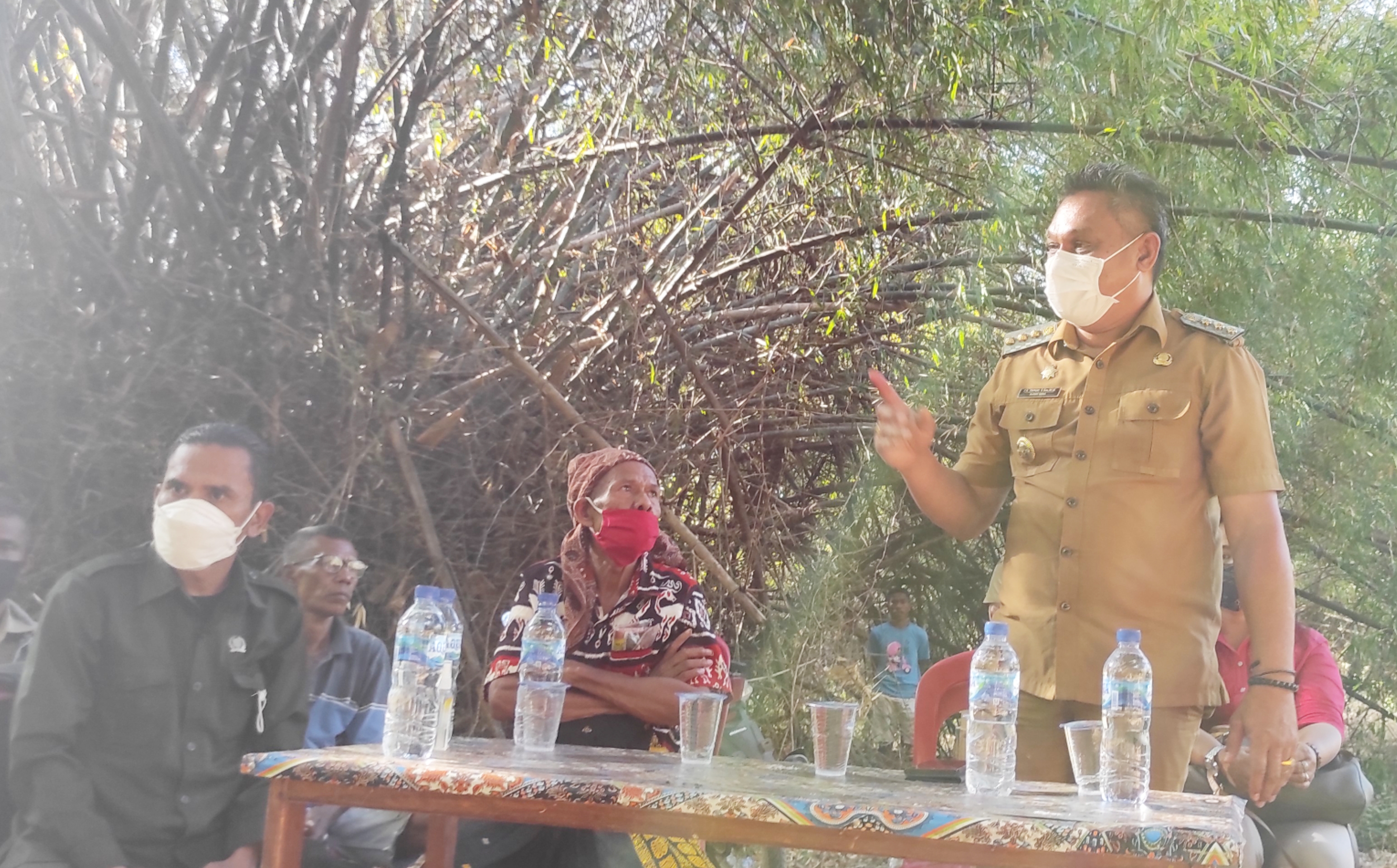 Bupati Sikka, Fransiskus Roberto Diogo saat meresmikan pembangunan jalan poros Kecamatan Magepanda-Mego, Senin (9/8)